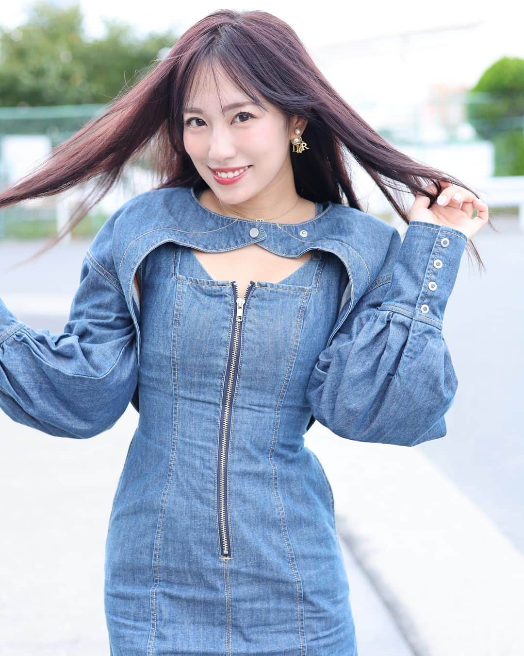 のインスタグラム：「寝てる間に三連休おわっちゃった(´•ω•`) 秋のお出かけしたいです(´•ω•`)  #ストリート撮影　#fashion  #snidel #onepiece #ワンピース　#デニム　#denim」