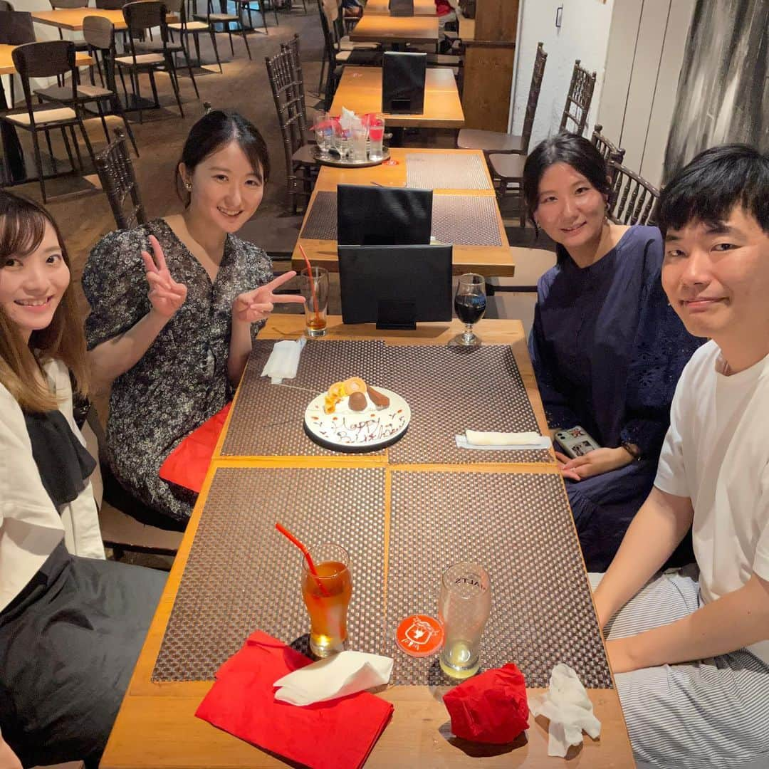 宮坂亜里沙さんのインスタグラム写真 - (宮坂亜里沙Instagram)「なっちゃんのお誕生日会 at SORANO HOTEL🤍  #時差投稿 #幼馴染 #ホカンス   毎年お祝いしてるけど、初めてプチ旅行！大満足なホテルでした🤲 きっと近くでご飯食べるから夕食なしプランでいいよね〜とノープランで行って、インフィニティプール入ってたらBBQのいい香りがしてきて完全に肉気分になったので近くのシュラスコを当日予約☝🏻ダメ元で誕生日なんですけど〜って伝えたら用意しますって言ってもらえて、皆んなでそわそわしてたらハッピーバースデー(イケイケ版)のメロディが、、！と思ったら他の席の方だった動画今見てもおもしろすぎる🤣(伝われ  #なっちゃんおめでとう🎉 #インフィニティプールぽつん写真 #全然映えなかった #正確には幼馴染プラス1」10月10日 18時23分 - arsmysk