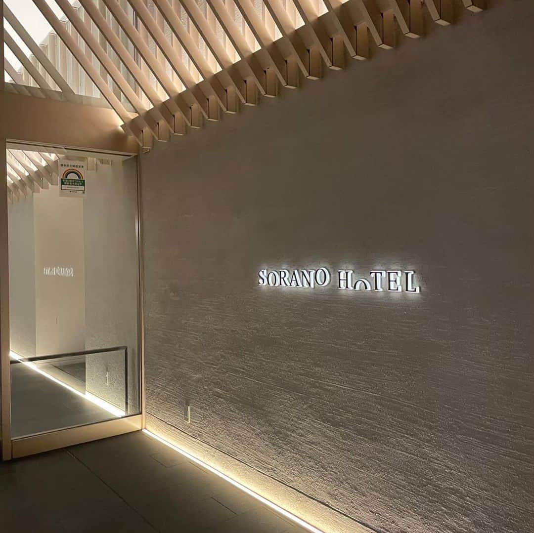 宮坂亜里沙のインスタグラム：「なっちゃんのお誕生日会 at SORANO HOTEL🤍  #時差投稿 #幼馴染 #ホカンス   毎年お祝いしてるけど、初めてプチ旅行！大満足なホテルでした🤲 きっと近くでご飯食べるから夕食なしプランでいいよね〜とノープランで行って、インフィニティプール入ってたらBBQのいい香りがしてきて完全に肉気分になったので近くのシュラスコを当日予約☝🏻ダメ元で誕生日なんですけど〜って伝えたら用意しますって言ってもらえて、皆んなでそわそわしてたらハッピーバースデー(イケイケ版)のメロディが、、！と思ったら他の席の方だった動画今見てもおもしろすぎる🤣(伝われ  #なっちゃんおめでとう🎉 #インフィニティプールぽつん写真 #全然映えなかった #正確には幼馴染プラス1」