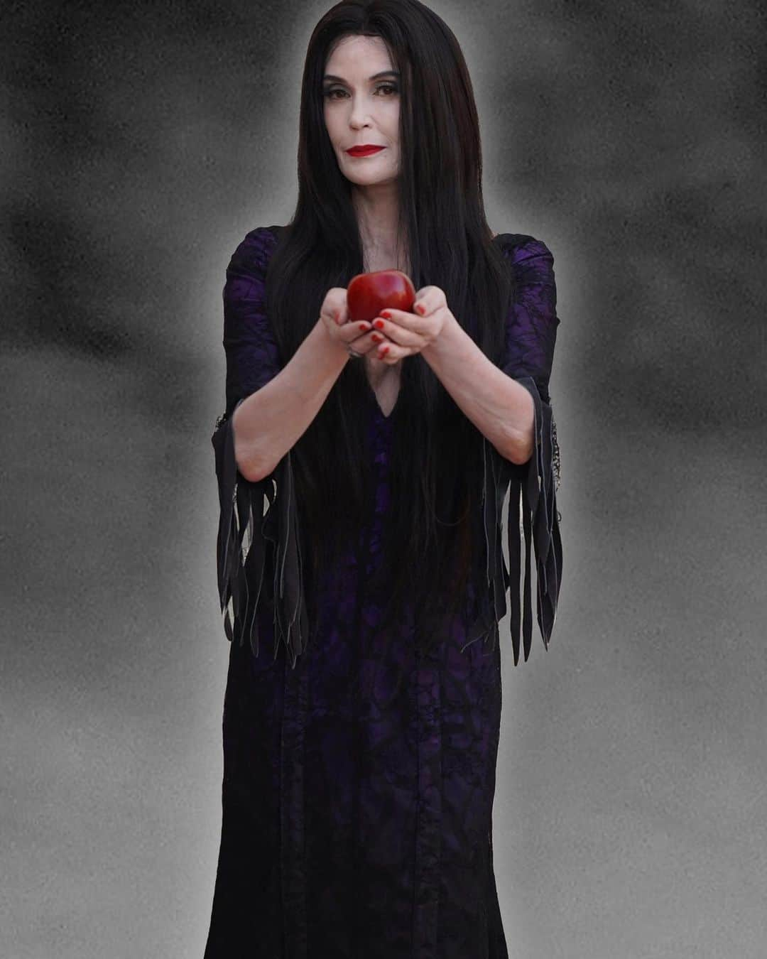 テリー・ハッチャーのインスタグラム：「Nothing desperate about this housewife. 😉Come see me as #morticia in #theaddamsfamilymusical I’m so grateful to be a part of this spooktacular cast. #fredkalvitheatre #thousandoaks Oct 14 th - 23rd #familyfun #musicaltheatre #halloween #datenight #thingstodoinla」