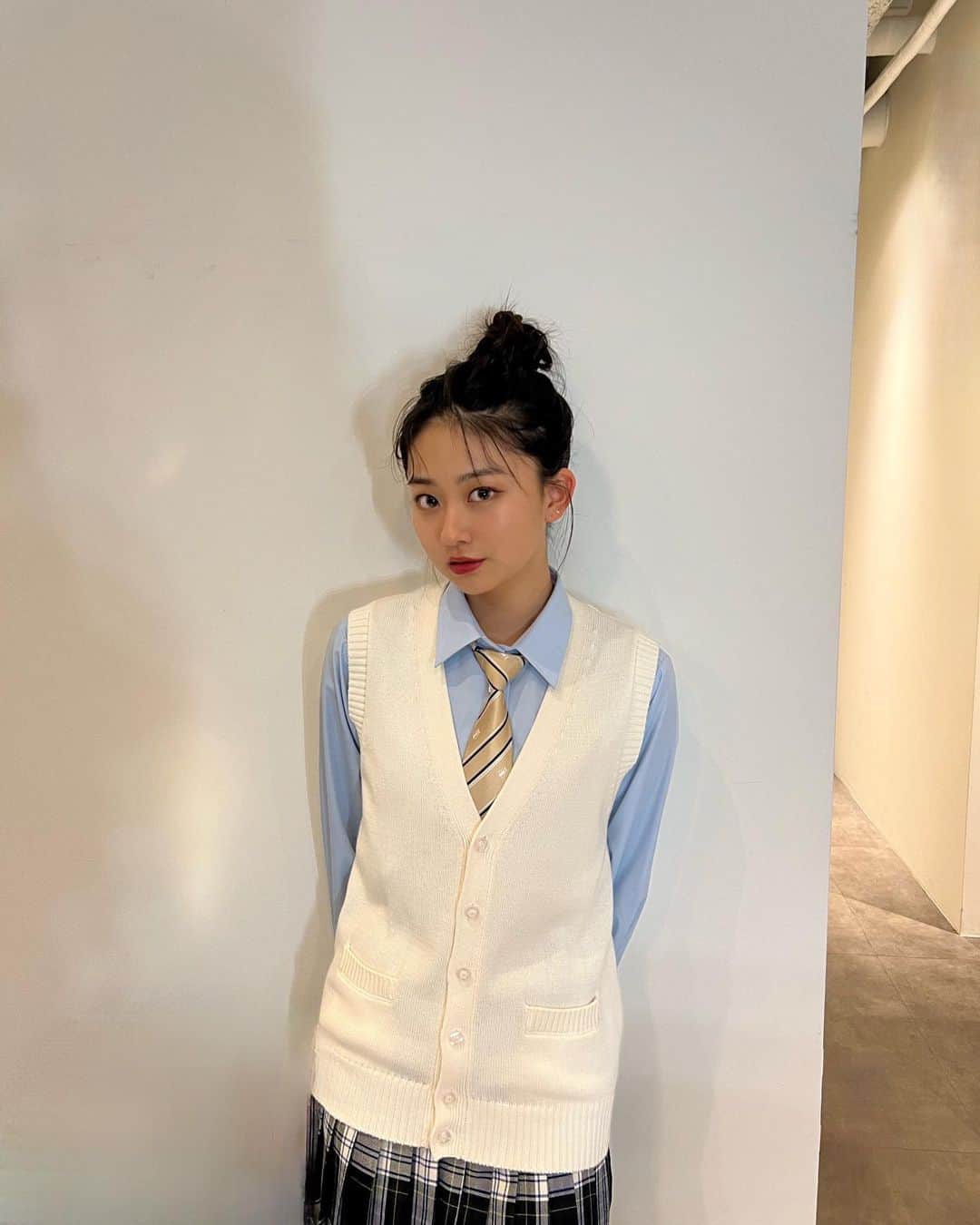 水戸由菜さんのインスタグラム写真 (水戸由菜Instagram)「・ いつもと雰囲気が違う制服 jk卒業まで残り半年ない😨 制服コーデ」10月10日 20時20分