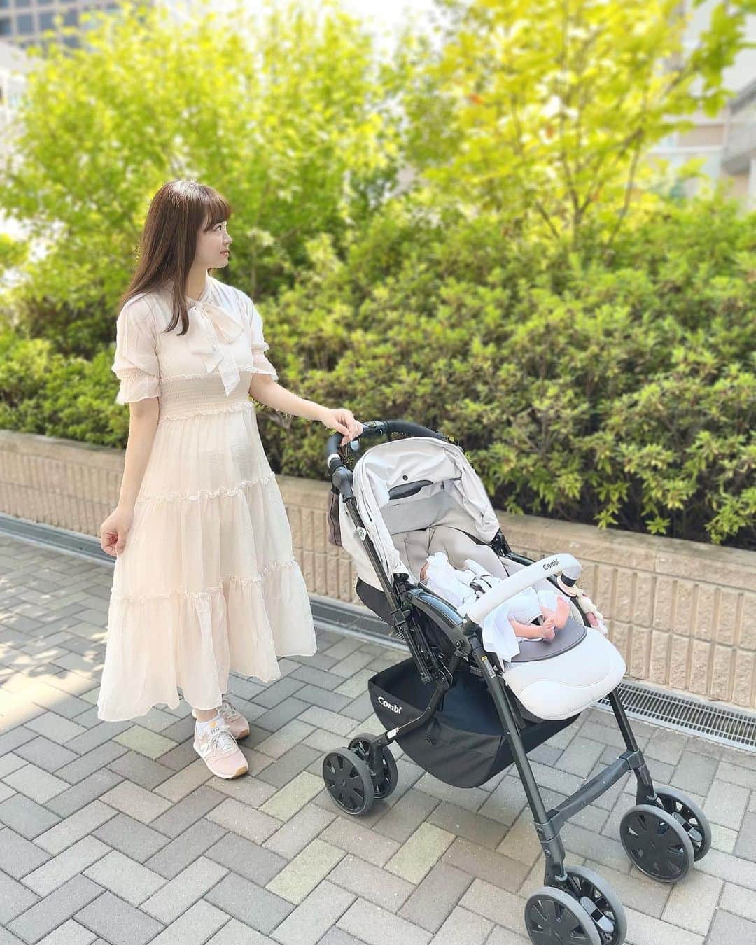 めぇたんのインスタグラム：「こんばんは🌙 しばらく更新してない間に 無事出産し、すでに退院して数日経ちました🍼💕 身体も回復して来て元気になったので 久しぶりにインスタ更新してみました💘 . 写真は退院した日の📷 (この後また、まさかの入院しましたが🤣) 産後でまだお腹がぽっこりですが この日着たいと思っていた @miia_official のワンピースが着られて大満足でした♡ カーデやショートブーツ合わせれば長く着れそう🍁💫 . ブログに出産レポなど綴っているので 良ければ遊びに来てください♪ . #第二子出産 #出産レポ #帝王切開 #姉妹ママ #女の子ママ #女の子ベビー #miia #ミーア #退院着」