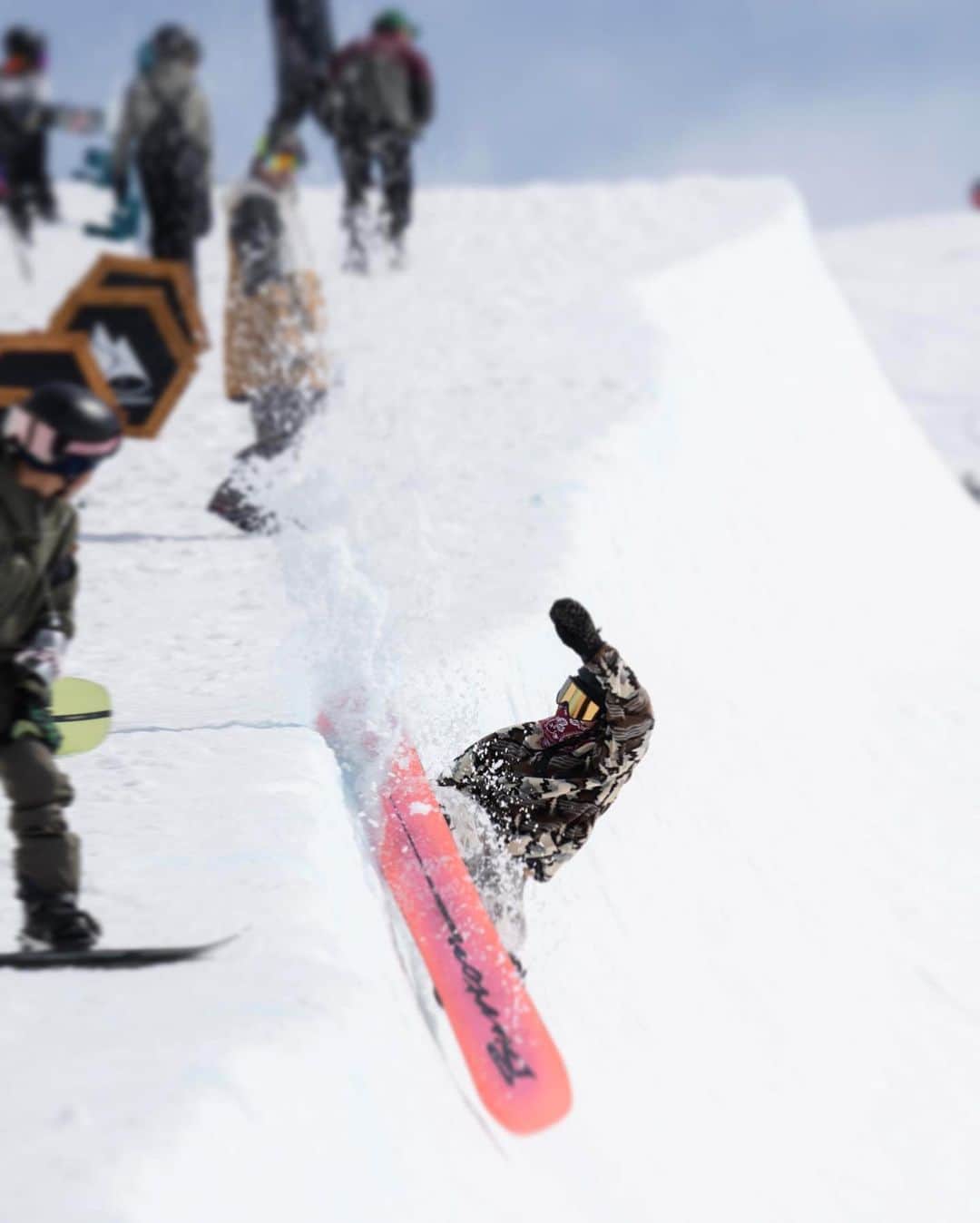 飛田流輝のインスタグラム：「mini pipe session🌊🏄‍♂️🌸🇳🇿 📸　@who.is.photo  @willraise_official  @volcomjapan #volcomjapan  #snowboad#snowboarding #スノーボード #harfpipe」