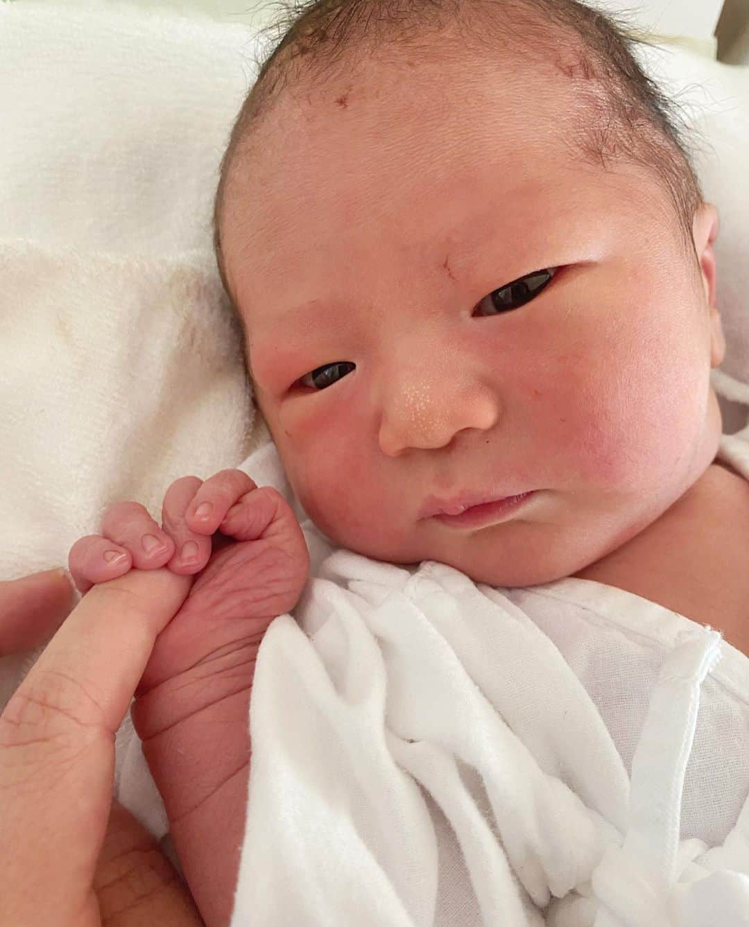 Manitasのインスタグラム：「2022年10月3日 AM11:40 3130gの元気な男の子のベビタスが爆誕しました。今回なんにも考えてなくて普通分娩にしたんだけど正直まじで出産の大変さを痛感した。産まれてただうれしい！かわいい！しあわせ〜！みたいな感情よりも、あーやっとおわたぁ。の方が強かたから産まれたあとぽかーんてしちゃた。初めておPをハムハムして飲んでるの見てやっと実感湧いて泣きそうになた。それくらい本当に人生一長く感じてつらかた。死ぬかと思った。何度もどうやたら逃げ出せるか考えた。これが拷問だと思った。とりあえず本当に地獄でした。出産レポ的なの書きたいけどそんなの覚えてないくらい。ばく  旦那くん立ち会い希望してくれてて呼ぶはずだたけど陣痛促進剤を入れてからまさかの進みが早くて、もう子宮口全開だから旦那さん呼んでいいよ！て言われたけど痛みつらすぎて我慢できなくて、いや、もういいんではやく出してください！(涙怒)と言った最低なママタスです🧏🏼‍♀️ばく 産まれてからすぐに電話したら、えっ。てなてたごめんよ旦那くん😂(まだコロナ禍なのに立ち会いできることになてめっちゃ喜んでたのに本当ごめんね😂)でもそんな余裕がないくらい大変な思いをして産んだからこそとてもかわいく見えるしもはや愛おしいすぎております。見た目ガッツ石松系babyなのでこれからの進化がたのしみだなぁ〜👶🏻💓(写真と動画を見てもらえればわかる通り変な顔ばかりする息子です。むすっとfaceがたまらんです。)ストーリーに先にあげたけどたくさんの人からお祝いのメッセージいただいて本当にうれしかたです。ありがとうございます😭💐たくさん相談した周りの先輩ママや友達にもとても感謝。旦那くんにもありえないくらい感謝してる。妊娠がわかてから最後までずーーっと大切に扱ってくれたこと一生忘れない！陣痛やばいときもまに全然余裕なくて自分のことしか考えられなかたけどずっと優しくしてくれてありがとう😢💕旦那くんがいたから最後までがんばれたんだろうな(なのに立ち会いをさせなかた自分最低🧏🏼‍♀️)そして同じようにこんな大変な思いをしてまで産んでくれた親にも改めて感謝しきれない。本当ありがとう😢🤍女性て本当すごい。この世の全母まじリスペクトです。そしてそしてまにと旦那くんを選んで産まれてきてくれたベビタス！本当にありがとうだよ。感謝はこれからたくさん伝えていこうと思います。命って本当尊い〜。育児の大変さももう痛感してますが程よーくそれなりにがんばていこうと思います。美化せずリアルなことをたくさん発信していく予定です。ちなみに今は産褥期とやらで猛烈にやられています。お股痛すぎて歩くのも座るのも起き上がるのも苦痛です。こんな中での育児ってやばない？て思っている次第です。がんばります。 #出産 #ベビタス爆誕 #ガッツ石松系ベイビー #育児がんばります」