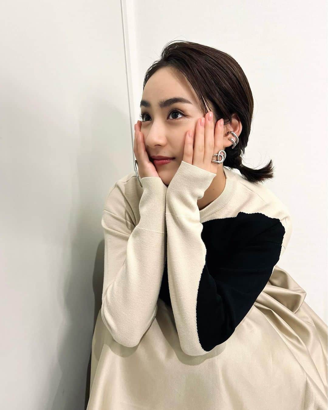 平祐奈のインスタグラム：「🐧🤍🧡  knit: @toryburch  skirt: @jancidium  boots: @acnestudios  accessory: @charlottechesnaisjewelry  @limleanlee personal  hair&make: @atsushi_hm」