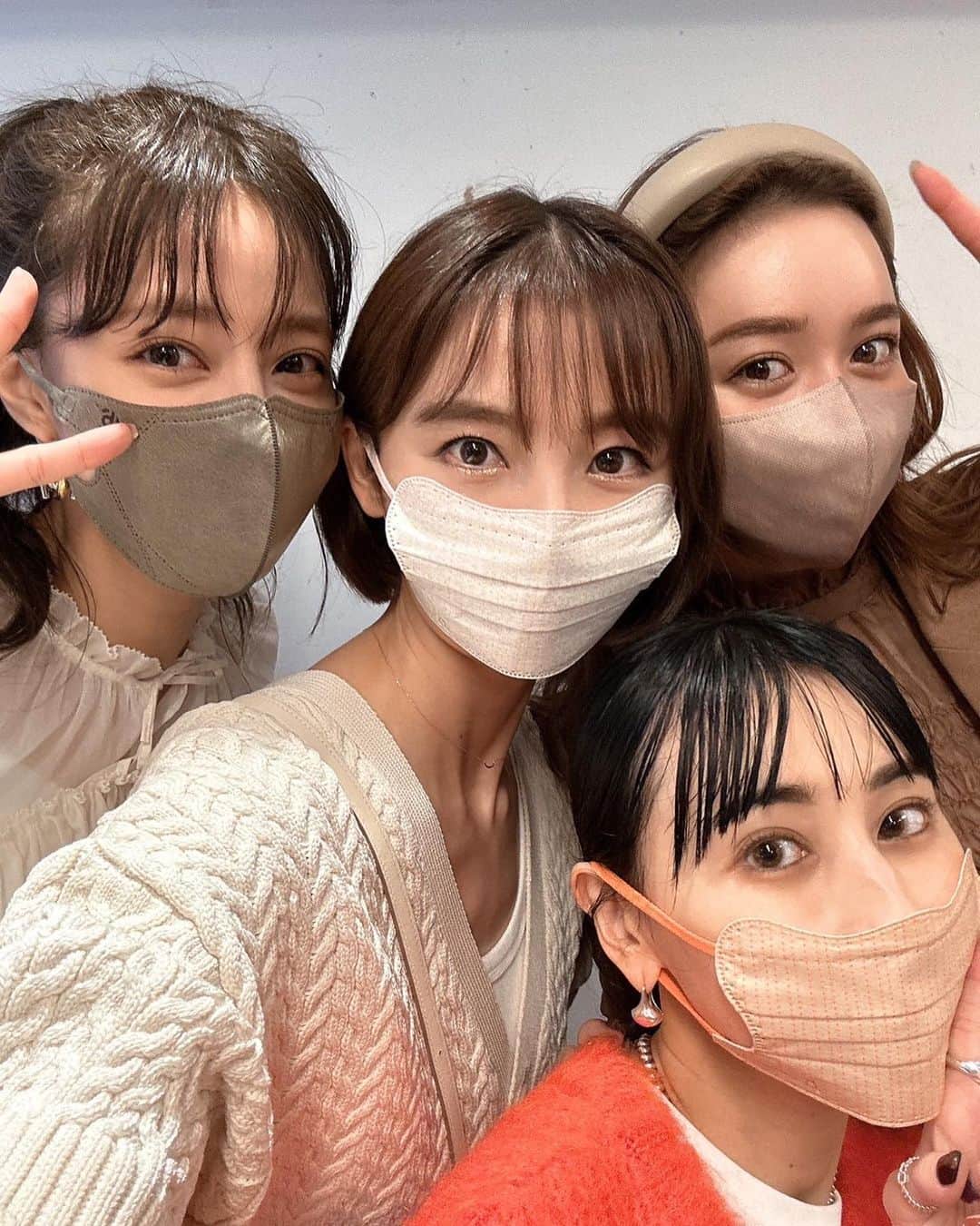 愛甲千笑美のインスタグラム：「フリマ無事終了しました☺︎  長い時間並んでくださった方 ありがとうございました🥺  着なくなったお洋服が 誰かの手に届いて また着てもらえるのは とっても嬉しい🥺🤍  しあわせな気持ちで帰宅しました 楽しかったです☺︎♡」