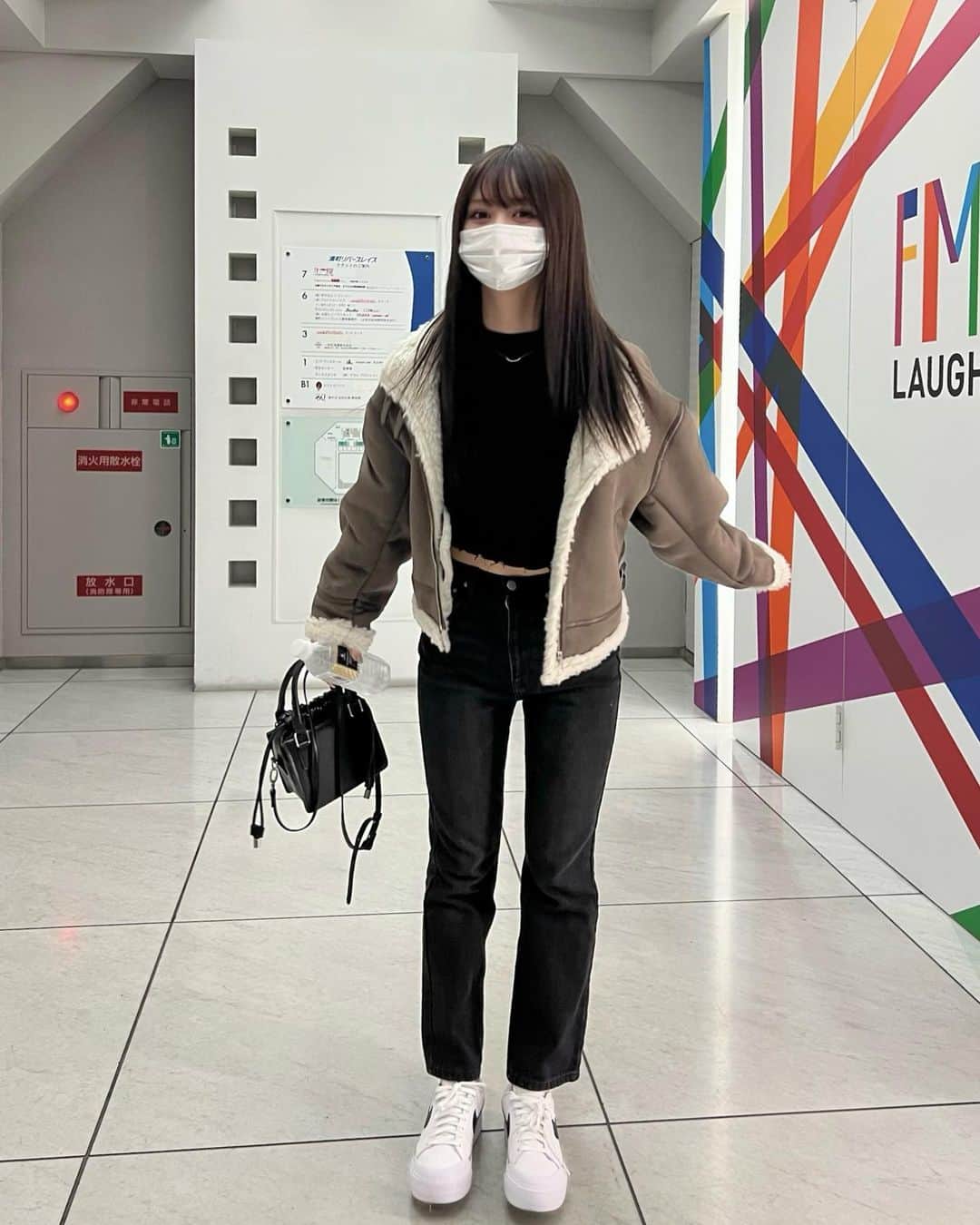 山本望叶さんのインスタグラム写真 - (山本望叶Instagram)「寒いから暖かいアウター着たよ🐏  #ootd #code #コーデ #秋服 #ムートンコート#スニーカー #mercuryduo #emoda #envym #gyda #nike」10月10日 20時40分 - mikana.yamamoto