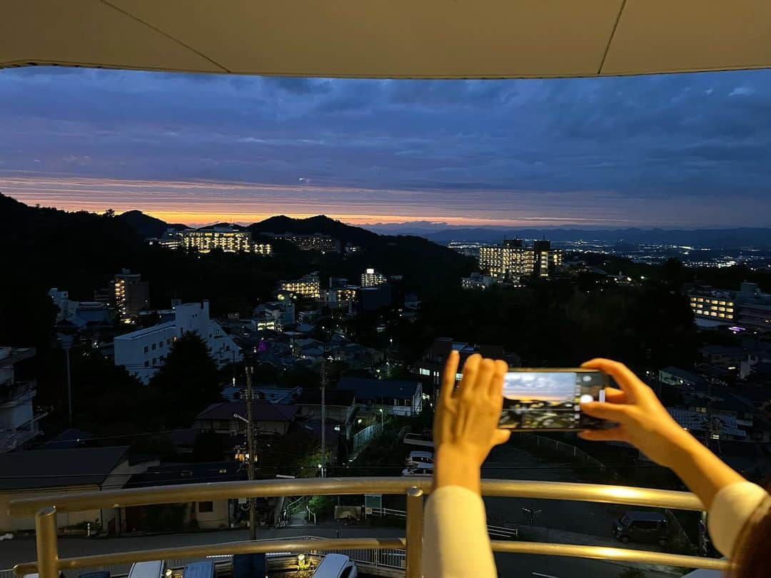 大倉ちなのインスタグラム：「⋆* 1泊2日で有馬温泉旅🏞️ ふらっと来たから手ぶら、wwW 今回は 旅のプロ @shizuka_mamatabi  と来ました♪ 計画任せきり🫢ありがとぅ〜♪ 初めての有馬焼きも食べることができて幸せ♪ , #有馬温泉  #有馬温泉街  #有馬焼き #たびじょ  #likeforlikes  #instagood  #photooftheday  #travelphotography」