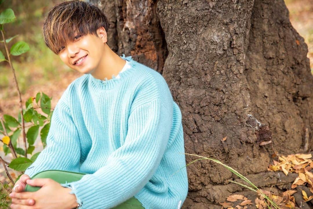 KAZUKI【ANFiNY】のインスタグラム：「✨🍁新アー写公開🍁✨  みんなどうかいな？🥺笑  今回も全身"LIBEIRO"です‼️  たいしさんに衣装の相談をした時に 毎回、すごい丁寧に向き合ってくれて 『ファンの人が喜んでくれるような かずきの新しいイメージもつけたいよね！』 って言葉をくれて時間がない中 一生懸命考えてくれました😭✨  結果、自分も納得できる 最高の衣装になりました。  本当にいつもありがとうございます‼️  今日からはこのアー写と共に 路上もLIVEも全力でみんなに届けていきます💪🔥  これからも応援よろしくお願いします📣✨  #髙橋一輝 #新アー写 #LIBEIRO #秋  @taishi.s.n  @libeiro_com  @libeiro_conceptshop_  いつもかっこよく撮ってくれる 岡さん @xokadaix 📸 肌褒められたのめっちゃ嬉しかった！笑 ありがとうございました💪 またよろしくお願い致します🤲  ちゃっかり毎日つけとる @cellar_tokyo も最強😏✨  ヘアカラー💇‍♂️ @jesuis_takekihair  ハイライトここにきて活きてきたよ！！！ またカラーお願いね😙🤲」