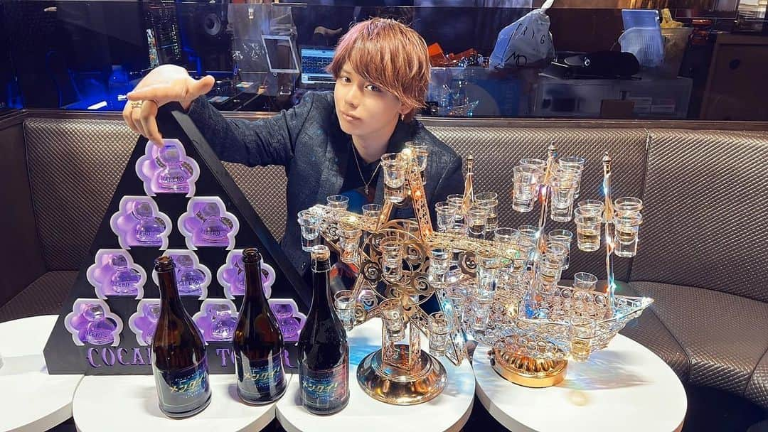 岡俊樹（とっしー）さんのインスタグラム写真 - (岡俊樹（とっしー）Instagram)「たまにはド派手に飲みたい🍻 ・ ・ ・ ・ ・ ・ ・ ・ #新宿 #ホスト #新宿ホスト #新宿ホストクラブ #クラブ #キャバ嬢 #コンカフェ #コンカフェ嬢 #メンヘラ #メンヘラ女子 #ハイトーンカラー #ハイトーン #haircolor hair #マッシュショート #fyp #followforfollowback #make #makeup #メイク #メイクアップ #自撮り #自撮り界隈 #selfie #selfies #pink #量産型ヲタク #イケメン #雰囲気イケメン #ビジュアル #haircolor」10月10日 20時57分 - _prinprin__