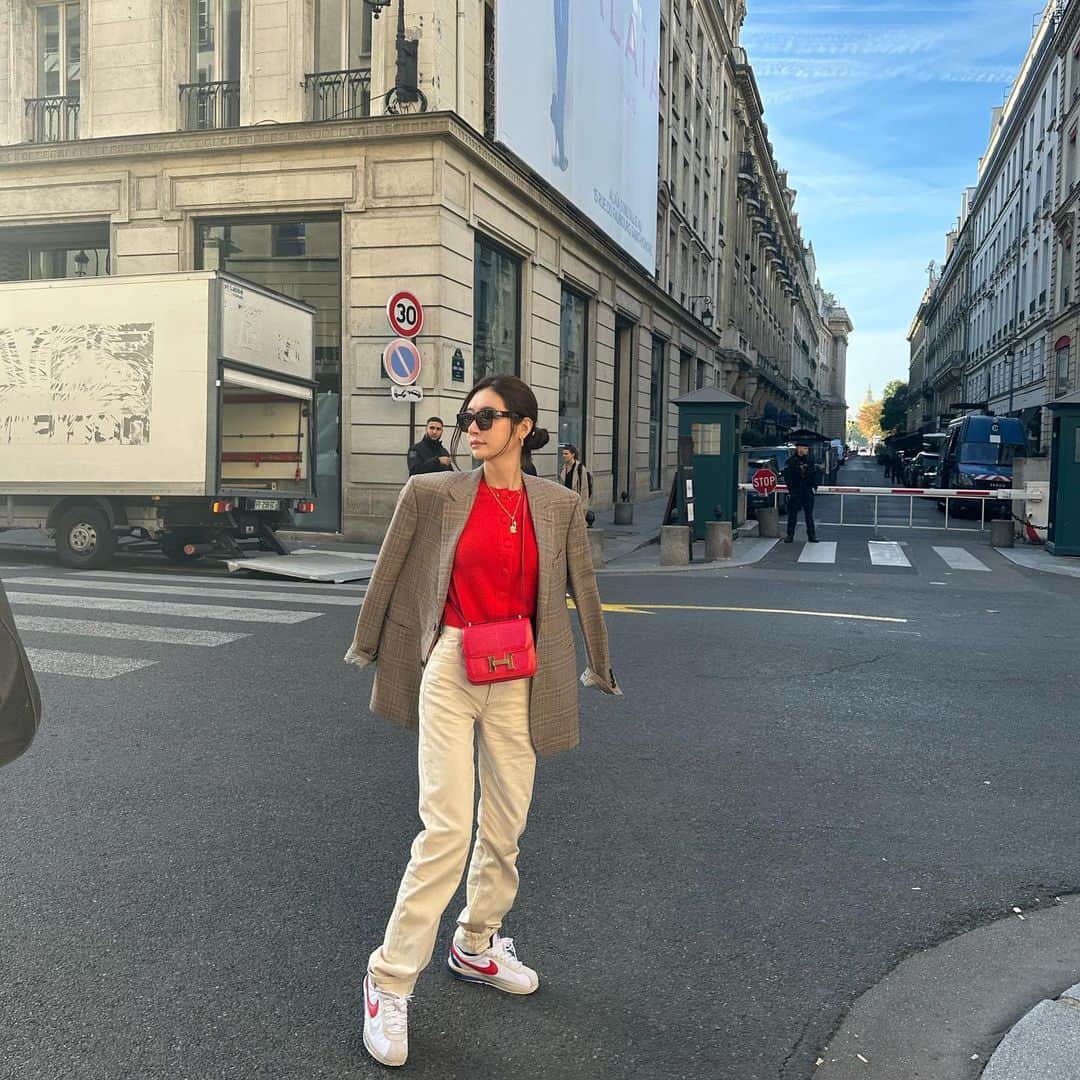 Reikaさんのインスタグラム写真 - (ReikaInstagram)「Parisian walk on a sunny day with my favorite people and favorite outfit 😎  I’m obsessed with the cardigans and pants from @maisonalexandragolovanoff   日本にまだ入ってきてないこのブランド @maisonalexandragolovanoff  パンツやカシミアのニット 全て絶妙な形や着心地 がんばりすぎてない、なんともいえない この雰囲気が好き💕  #maisonalexandragolovanoff  #alexandragolovanoff  #parisianstyle  #ootd」10月10日 21時06分 - reikamarianna