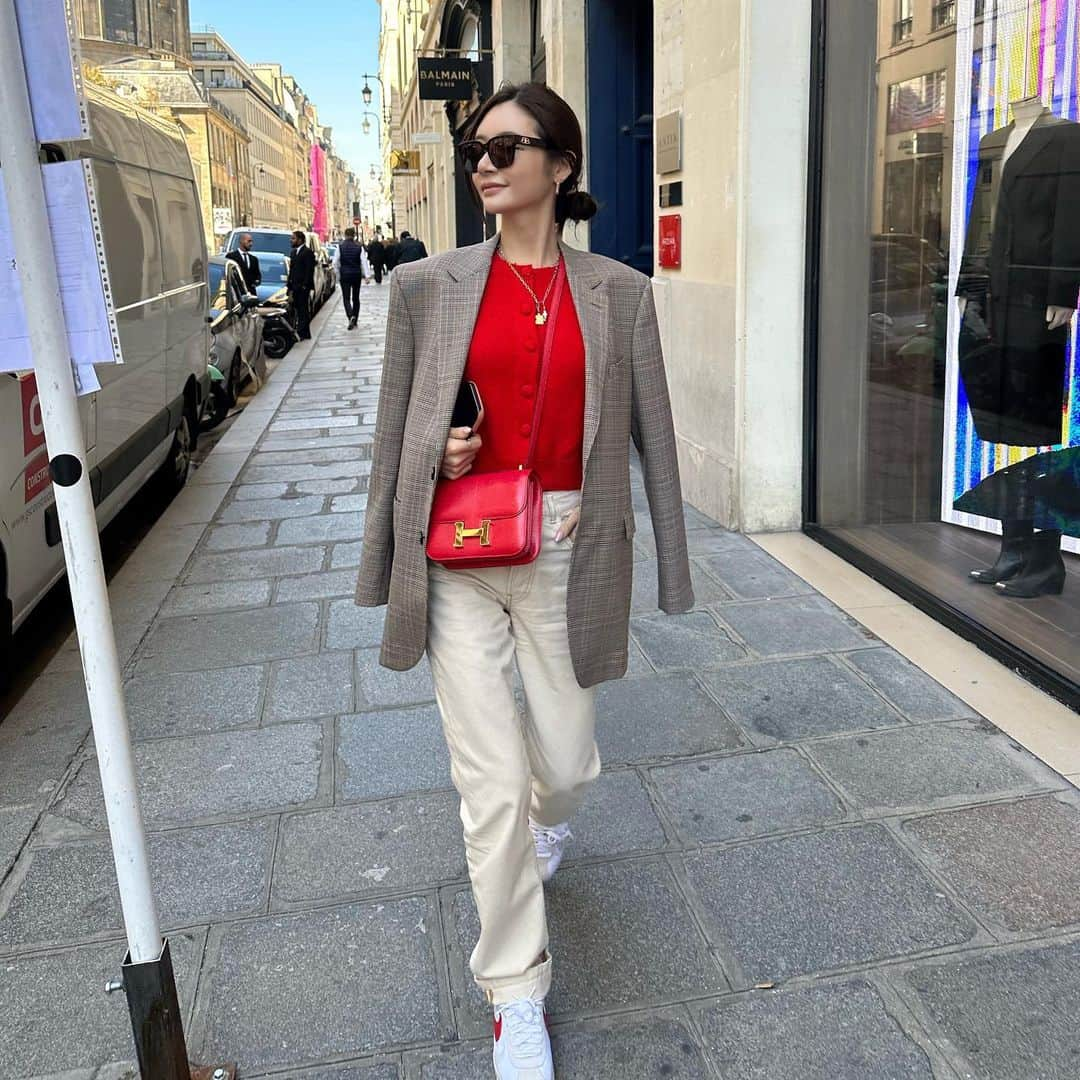 Reikaさんのインスタグラム写真 - (ReikaInstagram)「Parisian walk on a sunny day with my favorite people and favorite outfit 😎  I’m obsessed with the cardigans and pants from @maisonalexandragolovanoff   日本にまだ入ってきてないこのブランド @maisonalexandragolovanoff  パンツやカシミアのニット 全て絶妙な形や着心地 がんばりすぎてない、なんともいえない この雰囲気が好き💕  #maisonalexandragolovanoff  #alexandragolovanoff  #parisianstyle  #ootd」10月10日 21時06分 - reikamarianna