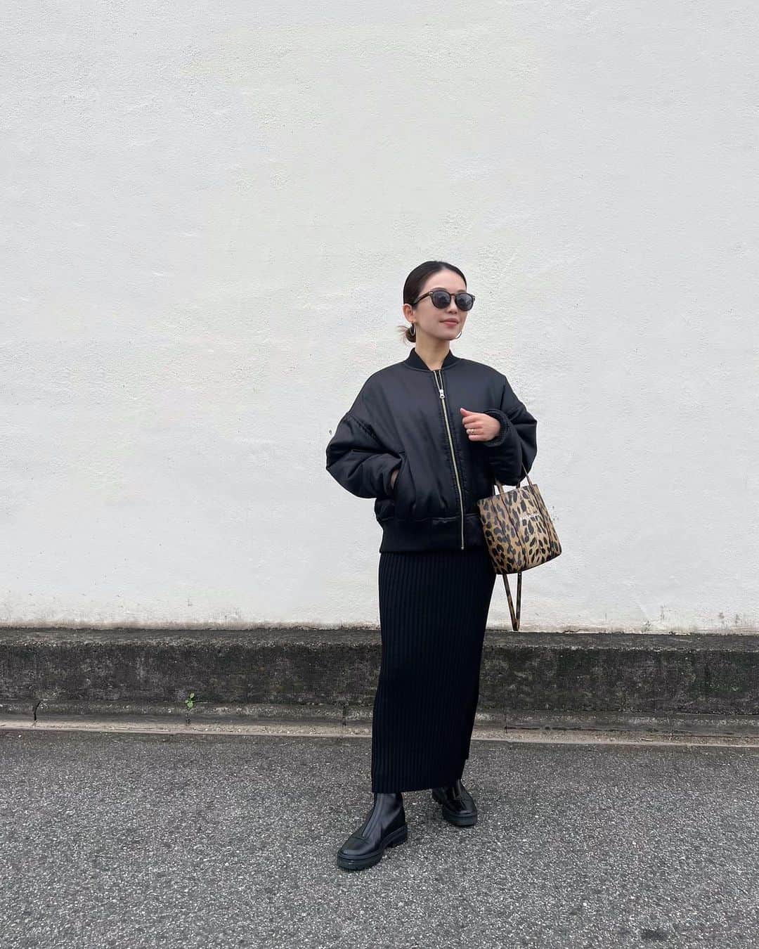 muua777のインスタグラム：「. ⁡ MA1は大好きなアイテム！ ⁡ 持ってるどのボトムスともバランスよく羽織れて、肩凝り首凝りがひどいわたしには有り難き軽量具合😆👍 ⁡ この冬はこのアウターで決まり！！！ ⁡ ⁡ @gallardagalante  #gallardagalante @gallardagalante_navy #gallardagalante_navy ⁡」