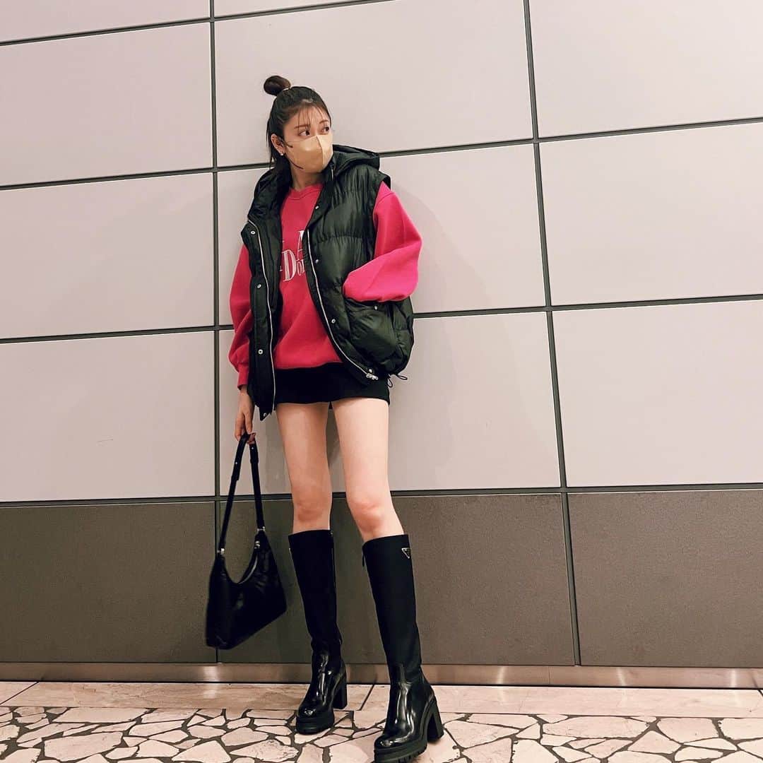 吉田朱里のインスタグラム：「今日寒かったし　@dazzlin_official  コラボの ダウンベストで着た💗 もっと寒くなったらお袖つけて着る🍒長く使えるの最高🖤 . 真っピンク昔から好きだから @gydajp のスウェット展示会で見つけて速攻オーダーしてしまいました。笑 ピンクすぎて笑われましたww . @prada のブーツめっちゃ足綺麗に見えるからお気に入り🖤🖤 ブーツの季節は寒くてもミニ履きたくなるよね💖 . @maisonmargiela のバッグ真似して買ってくれてる子多いみたいで嬉しい🖤🖤おそろや❣️ . #ootd #fashion」
