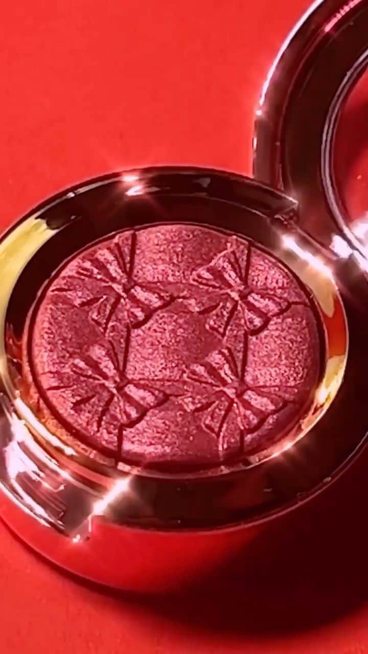 M∙A∙C Cosmetics Japanのインスタグラム：「＼店頭予約まであと4日！／ #MACクリスマスコフレ2022  クリームのようなテクスチャーとホリデーらしいきらめく仕上がりの限定アイシャドウ✨ひと塗りで華やかさを演出💎お手持ちのアイシャドウと組み合わせてホリデー仕様の目元にアップデートを🥂 　 🎀スパークラー アイシャドウ（全5色） [掲載色] モア プレゼント, プリーズ  2022/10/14(金) 全国店舗予約開始 2022/10/18(火) オンライン先行発売 2022/10/21(金) 全国発売 　 #MACBUBBLESANDBOWS #MACHOLIDAY #MACバブルズアンドボウ」