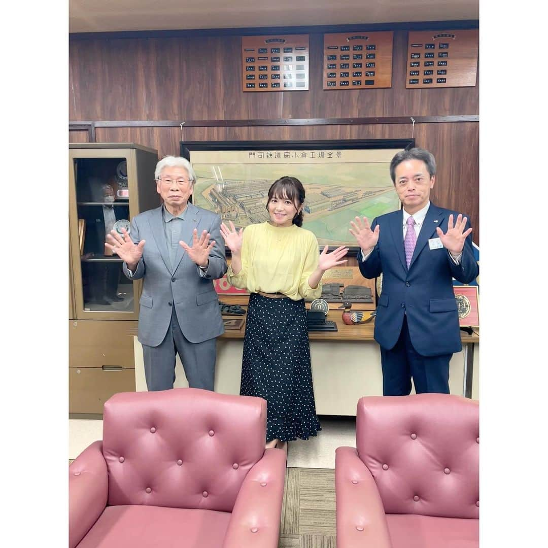 久野知美さんのインスタグラム写真 - (久野知美Instagram)「🌸ご報告🌸  鉄道開業150周年ウィーク いかがお過ごしですか?  昨晩も #BSフジ 「#鉄道伝説大賞」 ご乗車有難うございました(*´꒳`*)🚃✨  さて、大切な鉄道月間・鉄道週間に 私事で誠に失礼します!  14年間の長きに渡り 所属して育てて頂きました ホリプロアナウンス室を卒業し ちょうど半年となりました。  この度、ご縁を頂きまして 「ボクらの時代」「アンビリーバボー」など 様々なテレビ番組や映像制作を手がける イーストグループホールディングス傘下の ノースプロダクションに所属、 マネジメントをお任せする運びとなりましたので ご報告致します!  コロナ禍で様々な環境の変化があり 大好きな皆さんや落ち着く環境を離れ 卒業が決まった時から 〝ホリプロでの歴史や皆さんとのご関係性を 　尊重して下さらないところには行かない〟 と決めていたのですが ご紹介によるご縁をいただき 「きちんと筋を通したい」と 仰って頂けた皆さまでしたので それなら! と思い、 マナーとしての半年の接続期間を経て 今月より正式にお任せすることになりました。  実は、上京前の大阪時代を含めて これまでのアナ人生では 主にチーム制でマネジメントして頂き、 案件ごとにマネさんが分かれていたのですが (…ので、必然的に南田さんには  鉄道全般を見て頂く形となってました🤣🚅✨)、 今回、アナウンサーという枠を超え 専門家として活躍する先輩方と同じく 案件に関わらず、個人担当マネさんが ついて下さる形になりました!🙌🏻🍀  まだまだ鉄道に関しては専門家というより バラエティ要因なところが強くありますが、 所属の先輩方のように コメンテーターなども見据え 硬軟問わず対応できる人材になれますよう 努めたいなと思っています!  また、ここ数年レギュラー番組をはじめ 映像のオファーを頂く機会が増えたこともあり、 新たな環境を生かす形で 特に映像で鉄道の魅力や地方創生のお手伝い、 アンバサダー業務や企画プロデュースなど アナウンサーという軸は大切にしながら その枠に捉われ過ぎないよう 〝誰かと何かのお役に立てる〟ことを基準に 幅広く活動して参ります。  ちなみに、担当して下さることになった マネージャー松田さんは 南田さんと同じ寅年で年男でもいらっしゃり、 私の憧れのラジオパーソナリティさんを 長く手掛けていた同じラジオオタクです(笑)  寅年同士のMM編成で 引き継ぎ業務で連結…もとい 連携して下さっています🙌🏻🚅🌸  なお、営業に関しては代表の大橋社長も 現場第一で動いて下さって 誰よりもひとりひとりのご縁や関係性を尊重して頂き 心強い限りです!  大橋さんは上京当時、アナ室に採用して下さった 〝生みの親〟でもある部長の石留さんともご縁が長く 色々なことを理解して下さり 環境を整えて貰って、 そんな奇跡にも心より感謝です!  ただ、皆さん鉄オタではないので(笑)、 引き続き鉄道の現場・書籍の監修や共演時には 南田さんにもサポート頂き 感謝しても感謝し尽くせないくらいです。  今後は、〝鉄道名誉マネージャー〟さんのような感じで 心の師匠・育ての親として頼りにさせて頂きつつ、 ひとりの鉄道好き女性タレントとして これまで以上に責任と自覚を持って 各現場に携われますよう、また 〝女性活躍〟と言われる今の時代に見合った いろんな風と新たな動きを 微力ながら作れますよう 鉄道以外の分野でも研鑽を続け精進していきます!  これまでお世話になった皆様に 恩返しできる方法を探しながら アンビリーバボーな、ボクらの時代…もとい 〝ワタシらの時代〟を歩めますよう (一気に関西弁ぽくなりますね🤣w) 一駅一駅、大切に進んで参りますので 見守って下さると嬉しいです!  ちなみに、10月最初のお仕事は #小倉工場鉄道ランド グランドオープンに際し じきじきにご指名を頂戴し #JR九州・古宮社長と水戸岡先生の対談の モデレーターの現場でした!  ここ1週間は半分以上を 西九州新幹線開業で賑わう九州で過ごし、 今日もまだ出張で西にいるのですが 移動のたび鉄道の偉大さを 噛み締めるばかりです🚅✨  なお、今週は有難いことに 出演ラッシュでもあります。 併せてご覧下さいますと嬉しいです🥰🚃✨  改めて、鉄道開業150周年 おめでとうございます!  先人へのリスペクトを込め想いを馳せながら 大切に大切に、この1週間を 過ごして行きたいと思います❣️  皆様も時節柄お身体ご自愛の上 ご活躍下さい◎  🚃今週の出演情報 ★10/10 BS日テレ 「友近・礼二の妄想トレイン」  BSフジ 「Let’s トレ活! 」  ★10/12 歌謡ポップスチャンネル 「うたごえ列車 徳永ゆうき号発車します」  ★10/13 FMハイホー 「BOSSステーションまほろば号」  ★10/14 第21回「日本鉄道賞表彰式」  NHK総合(関西) NHKプラス 「鉄オタ選手権〜阪急電鉄の陣〜」  ★10/15 テレ東 「ハーフタイムツアーズ」SP   杉並公会堂 「中央線組曲 鉄道開業150年を音楽で祝うSPコンサート」  ★10/16 NACK5 「スギテツのGNRR」  デハ!🥰」10月10日 21時31分 - tomomi_kuno