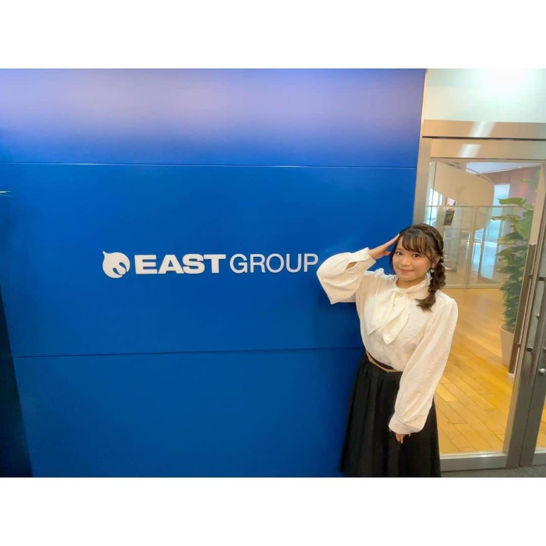 久野知美のインスタグラム：「🌸ご報告🌸  鉄道開業150周年ウィーク いかがお過ごしですか?  昨晩も #BSフジ 「#鉄道伝説大賞」 ご乗車有難うございました(*´꒳`*)🚃✨  さて、大切な鉄道月間・鉄道週間に 私事で誠に失礼します!  14年間の長きに渡り 所属して育てて頂きました ホリプロアナウンス室を卒業し ちょうど半年となりました。  この度、ご縁を頂きまして 「ボクらの時代」「アンビリーバボー」など 様々なテレビ番組や映像制作を手がける イーストグループホールディングス傘下の ノースプロダクションに所属、 マネジメントをお任せする運びとなりましたので ご報告致します!  コロナ禍で様々な環境の変化があり 大好きな皆さんや落ち着く環境を離れ 卒業が決まった時から 〝ホリプロでの歴史や皆さんとのご関係性を 　尊重して下さらないところには行かない〟 と決めていたのですが ご紹介によるご縁をいただき 「きちんと筋を通したい」と 仰って頂けた皆さまでしたので それなら! と思い、 マナーとしての半年の接続期間を経て 今月より正式にお任せすることになりました。  実は、上京前の大阪時代を含めて これまでのアナ人生では 主にチーム制でマネジメントして頂き、 案件ごとにマネさんが分かれていたのですが (…ので、必然的に南田さんには  鉄道全般を見て頂く形となってました🤣🚅✨)、 今回、アナウンサーという枠を超え 専門家として活躍する先輩方と同じく 案件に関わらず、個人担当マネさんが ついて下さる形になりました!🙌🏻🍀  まだまだ鉄道に関しては専門家というより バラエティ要因なところが強くありますが、 所属の先輩方のように コメンテーターなども見据え 硬軟問わず対応できる人材になれますよう 努めたいなと思っています!  また、ここ数年レギュラー番組をはじめ 映像のオファーを頂く機会が増えたこともあり、 新たな環境を生かす形で 特に映像で鉄道の魅力や地方創生のお手伝い、 アンバサダー業務や企画プロデュースなど アナウンサーという軸は大切にしながら その枠に捉われ過ぎないよう 〝誰かと何かのお役に立てる〟ことを基準に 幅広く活動して参ります。  ちなみに、担当して下さることになった マネージャー松田さんは 南田さんと同じ寅年で年男でもいらっしゃり、 私の憧れのラジオパーソナリティさんを 長く手掛けていた同じラジオオタクです(笑)  寅年同士のMM編成で 引き継ぎ業務で連結…もとい 連携して下さっています🙌🏻🚅🌸  なお、営業に関しては代表の大橋社長も 現場第一で動いて下さって 誰よりもひとりひとりのご縁や関係性を尊重して頂き 心強い限りです!  大橋さんは上京当時、アナ室に採用して下さった 〝生みの親〟でもある部長の石留さんともご縁が長く 色々なことを理解して下さり 環境を整えて貰って、 そんな奇跡にも心より感謝です!  ただ、皆さん鉄オタではないので(笑)、 引き続き鉄道の現場・書籍の監修や共演時には 南田さんにもサポート頂き 感謝しても感謝し尽くせないくらいです。  今後は、〝鉄道名誉マネージャー〟さんのような感じで 心の師匠・育ての親として頼りにさせて頂きつつ、 ひとりの鉄道好き女性タレントとして これまで以上に責任と自覚を持って 各現場に携われますよう、また 〝女性活躍〟と言われる今の時代に見合った いろんな風と新たな動きを 微力ながら作れますよう 鉄道以外の分野でも研鑽を続け精進していきます!  これまでお世話になった皆様に 恩返しできる方法を探しながら アンビリーバボーな、ボクらの時代…もとい 〝ワタシらの時代〟を歩めますよう (一気に関西弁ぽくなりますね🤣w) 一駅一駅、大切に進んで参りますので 見守って下さると嬉しいです!  ちなみに、10月最初のお仕事は #小倉工場鉄道ランド グランドオープンに際し じきじきにご指名を頂戴し #JR九州・古宮社長と水戸岡先生の対談の モデレーターの現場でした!  ここ1週間は半分以上を 西九州新幹線開業で賑わう九州で過ごし、 今日もまだ出張で西にいるのですが 移動のたび鉄道の偉大さを 噛み締めるばかりです🚅✨  なお、今週は有難いことに 出演ラッシュでもあります。 併せてご覧下さいますと嬉しいです🥰🚃✨  改めて、鉄道開業150周年 おめでとうございます!  先人へのリスペクトを込め想いを馳せながら 大切に大切に、この1週間を 過ごして行きたいと思います❣️  皆様も時節柄お身体ご自愛の上 ご活躍下さい◎  🚃今週の出演情報 ★10/10 BS日テレ 「友近・礼二の妄想トレイン」  BSフジ 「Let’s トレ活! 」  ★10/12 歌謡ポップスチャンネル 「うたごえ列車 徳永ゆうき号発車します」  ★10/13 FMハイホー 「BOSSステーションまほろば号」  ★10/14 第21回「日本鉄道賞表彰式」  NHK総合(関西) NHKプラス 「鉄オタ選手権〜阪急電鉄の陣〜」  ★10/15 テレ東 「ハーフタイムツアーズ」SP   杉並公会堂 「中央線組曲 鉄道開業150年を音楽で祝うSPコンサート」  ★10/16 NACK5 「スギテツのGNRR」  デハ!🥰」