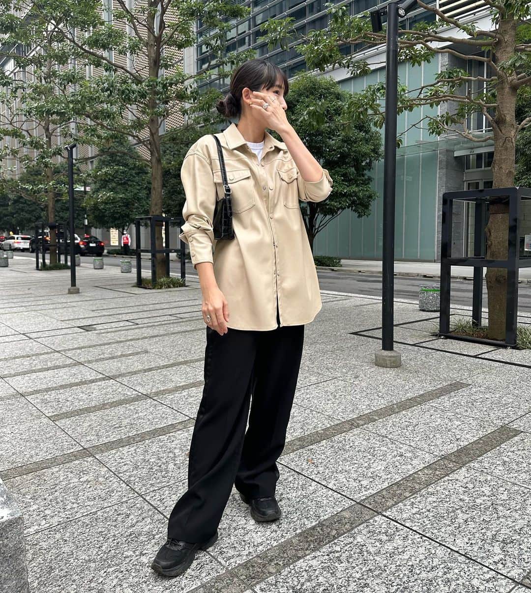 Alisaのインスタグラム：「秋だと思って久しぶりに引っ張り出してきたレザーのジャケット？シャツ🧥このてろてろつやっと感が可愛い❤︎ 東京駅周辺行くたびに進化してるからまた散歩しに行こっと🚶‍♀️ よく歩いたー！  #outfit#ootd#autumnfashion」