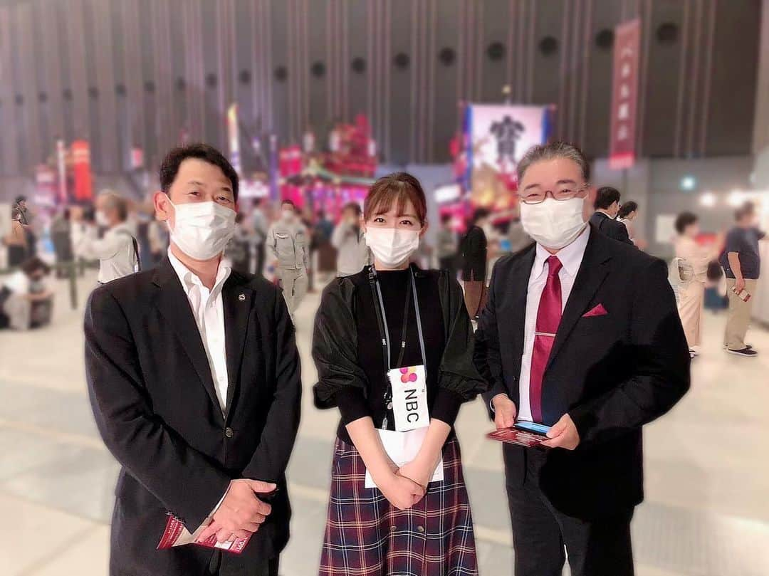 豊崎なつきさんのインスタグラム写真 - (豊崎なつきInstagram)「* ながさき大くんち展 今日フィナーレを迎えました✨✨  ６万人以上の方々が訪れたほどの 大盛況💕💕すごい‼︎  私は小学生の時 踊り町の隣町に住んでいて おくんちに出演する友人が 本当に誇らしかったです🌷  くんちの時 お小遣いを握りしめて 出店に出かけるのが 大好きでした♡♡♡  そんなおくんち気分を味わえた ながさき大くんち展。 久しぶりのこの気持ち。  長崎の秋でした🍁  来年こそは もってこーい ヨイヤー  こんな声が響き合う 心地良い3日間となります様に♡  写真は、 大くんち展にて 平家論説委員と赤瀬先生の 豪華なお二人に囲まれて🌷  #ながさき大くんち展 #長崎くんち #豊﨑なつき #豊崎なつき」10月10日 21時34分 - natsuki_toyosaki