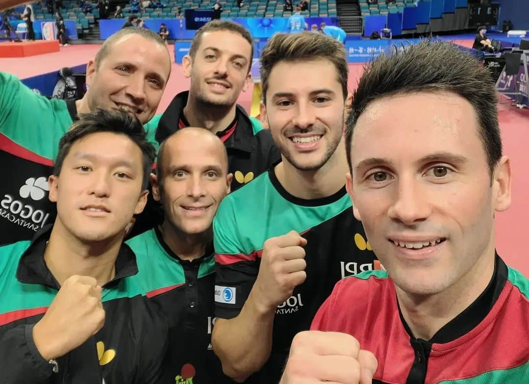 ジョアン・モンテイロのインスタグラム：「🇬🇧 For the 3rd time we were very close to take a medal at the World Championships in team event. I trully believe that day will come and we will continue to work hard to achieve our goal 💪🏻💪🏻 Anyway, we did a great World Championships and the 5h place just confirm that we are still one of the best teams in the world 🤜🏻🤛🏻 A special thank to our federation, coaches, practice partners and sponsors because they also have an important role in our sucesses 🙏🏻 And of course thank to everyone for the support to our team during the last 2 weeks since we arrive in China 🙌🏻🙌🏻 Time to go home and have some quality time with my lovely family 👨‍👩‍👧  🇵🇹 Pela terceira vez estivemos á pprta de conseguir a primeira medalha num Campeonato do Mundo na prova de equipas. Acredito verdadeiramente que esse dia irá chegar e iremos continuar a trabalhar arduamente para que esse momento chegue 💪🏻💪🏻 De qualquer das formas, fizemos um excelente Campeonato do Mundo e o 5°lugar que obtivemos só demonstra que continuamos a ser uma das melhores equipas do Mundo 🤜🏻🤛🏻 Um agradecimento especial á Federação Portuguesa de Ténis de Mesa, aos nossos treinadores, parceiros de treino e patrocinadores porque sem duvida tambem têm um papel importante nas nossas conquistas 🏓🇵🇹🙌🏻 E, claro, agradecer as mensagens de apoio e encorajamento que recebemos durante estas quase 2 semanas de prova 🙏🏻 É hora de regressar a casa a ter um tempinho para estar com a minha linda família 👨‍👩‍👧  📷 @remy.gros  #ITTFWorlds #Chengdu2022 #TeamPortugal #WorldChampionships #EquipaPortugal #LetsGoPortugal」
