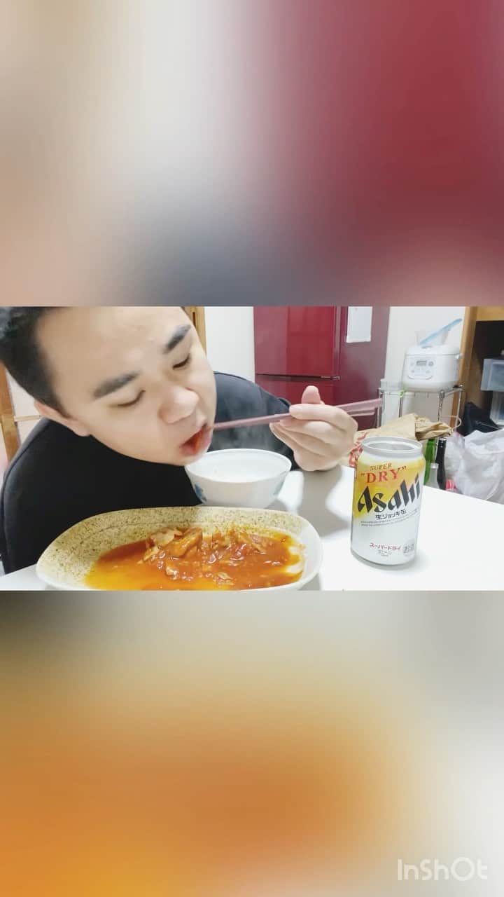 藤本秀星のインスタグラム：「鶏肉とナスときのこのトマト煮を食べて食後にハーゲンダッツを食べるだけの動画  #トマト煮 #鶏肉 #ナス #きのこ #飯 #アイス #ハーゲンダッツ」