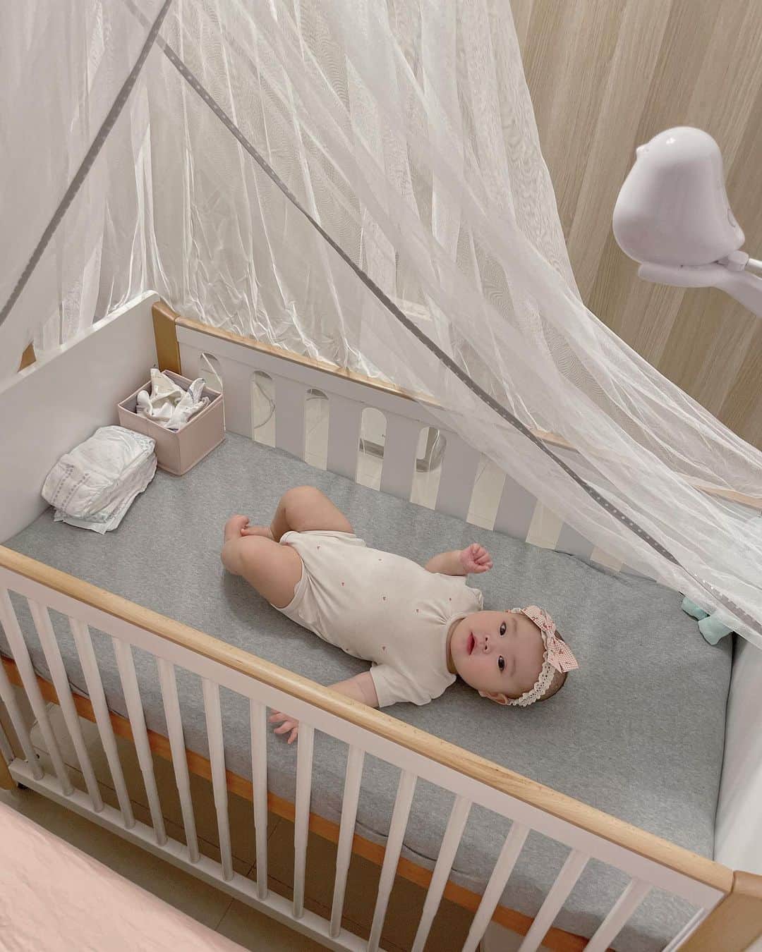 柯柯YELIZさんのインスタグラム写真 - (柯柯YELIZInstagram)「每次只要拍到嬰兒床就會收到好多訊息問是哪個牌子的😝 欸比出生到現在睡的嬰兒床都是Bendi More Fast 嬰兒床❤️ 欸比已經睡了6個多月了！  當初在找嬰兒床的時候 當然除了好看，最好還可以有其他功能！高cp值的那種😆  看了很多嬰兒床，經過評估後，選擇Bendi！  主要他們家的圍欄可以升降，新生兒需要半夜餵奶，可以變成床邊床比較方便！ 再來床板高度也有6段式調整，會站就可以往下調低一點！ 避免寶寶翻出來🫶🏻 還可以換成單缺口短側板 變成單人床讓寶寶自己上下床😆 還有還有最棒的是⋯未來還可以變成書桌！（省下書桌錢🤣）  Bendi嬰兒床不只是嬰兒床！ 可以從嫩嬰用到大小孩🥳  Bendi的商品都有通過安規認證 也通過國際SGS&CNS雙重認證，無甲醛、無重金屬殘留、無偶氮色料！ 圍欄也是「全球獨創 碳纖升降」 獨家專利，安全滑軌！ 可以安心使用👌👌❤️  床墊也是POE材質無毒透氣預防窒息 支撐力很好！保護脊椎🫶🏻 睡6個月也沒有塌陷的問題唷😆 推薦給正在找嬰兒床的爸爸媽媽🎀 @bendi_taiwan  #育兒 #嬰兒床 #育兒好物 #bendi #育兒日記 #嬰兒床墊 #嬰兒床推薦 #育兒用品 #育兒用品推薦 #孕婦 #育兒日常」10月10日 22時16分 - yelu.22