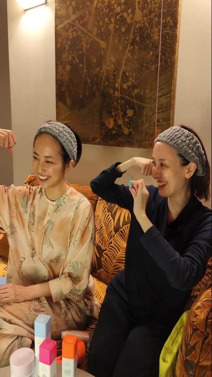 前田紀至子のインスタグラム：「由布子さんとホカンス配信しました🐘  10/19までは公式サイトにて「harajuku」のコードでお得なサンプル貰えるそうです。   #手のひらスムージー を試してみてくださいね。  ぜひドランクエレファントで検索を。  #ドランクエレファント #drunkinharajuku」