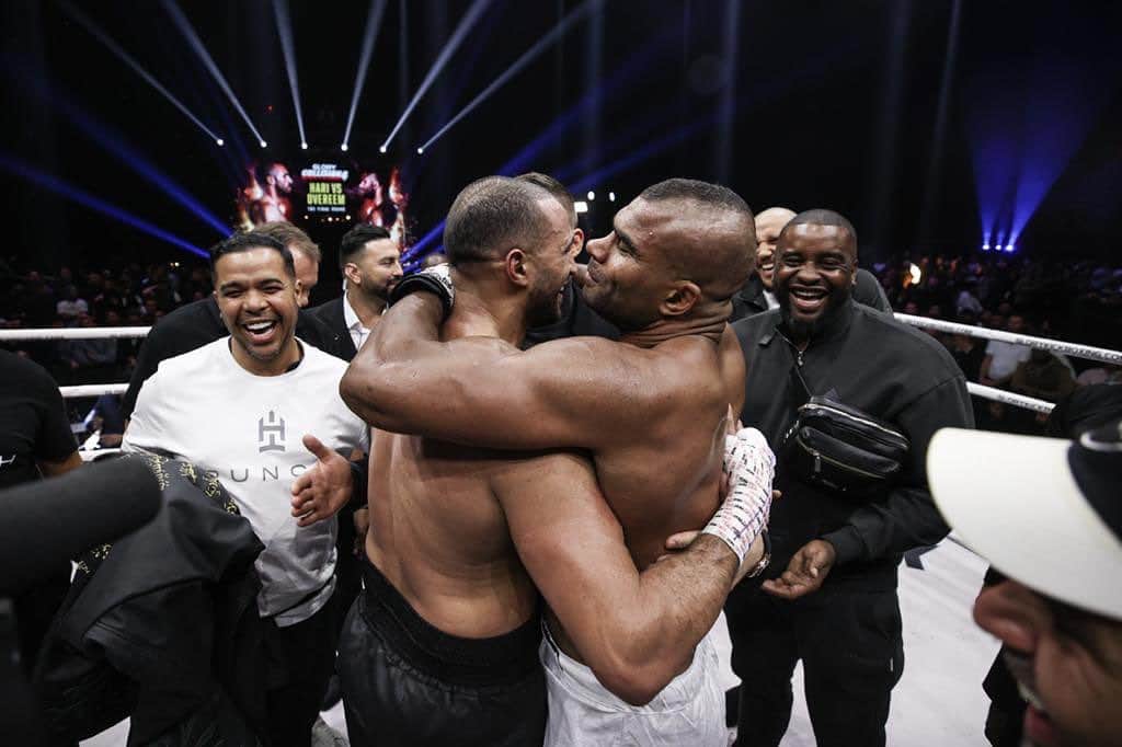 アリスター・オーフレイムのインスタグラム：「A true legend. Thank you for the fight, for the trilogy. For all you have done for the sport. Kickboxing and @glorykickboxing won’t be the same without you. You bring this energy and you bring an very passionate crowd; the Badr Army 🥊 @badrhariofficial Let’s have that coffee!」