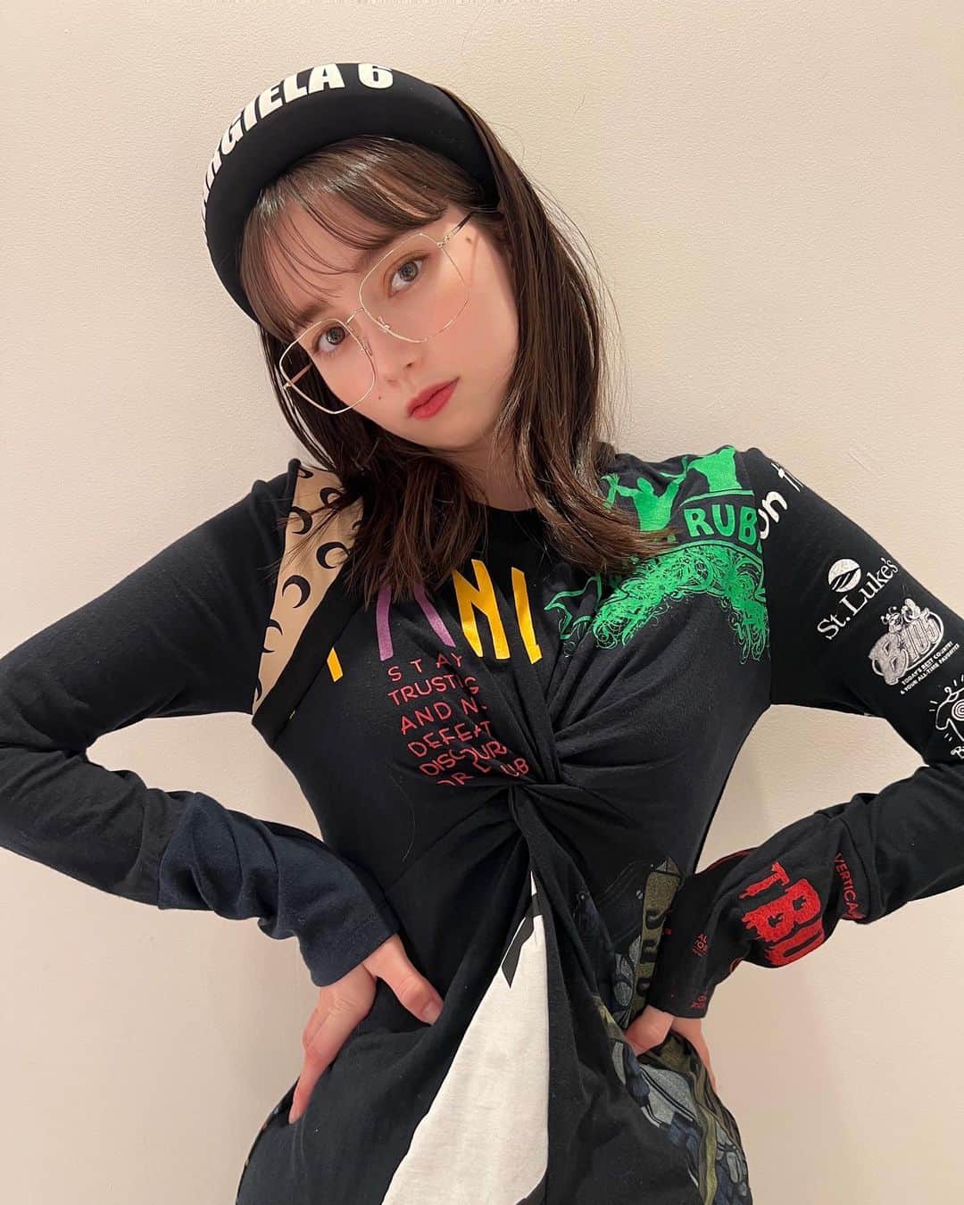 神谷侑理愛のインスタグラム：「‪‪‪‪❤︎‬ ⁡ 最近服装迷子さん😵‍💫🧣 ⁡ ⁡ #マルジェラ #マリーンセル #ワンピース #ピンクメイク #ヘアアレンジ #ミディアム #カチューシャ #ヘアバンド #メガネ  #style #fashion #ootd #photo #ljk #04 #photo #model #code #aw #秋服」