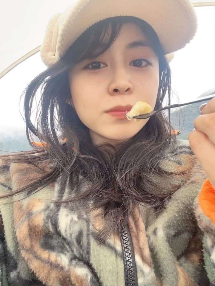 佐久間采那のインスタグラム：「.  燻製カマンベール  美味しすぎた🤨😮‍💨♡  #キャンプ飯 #キャンプ #キャンプ女子 #camp #カマンベールチーズ #🏕」