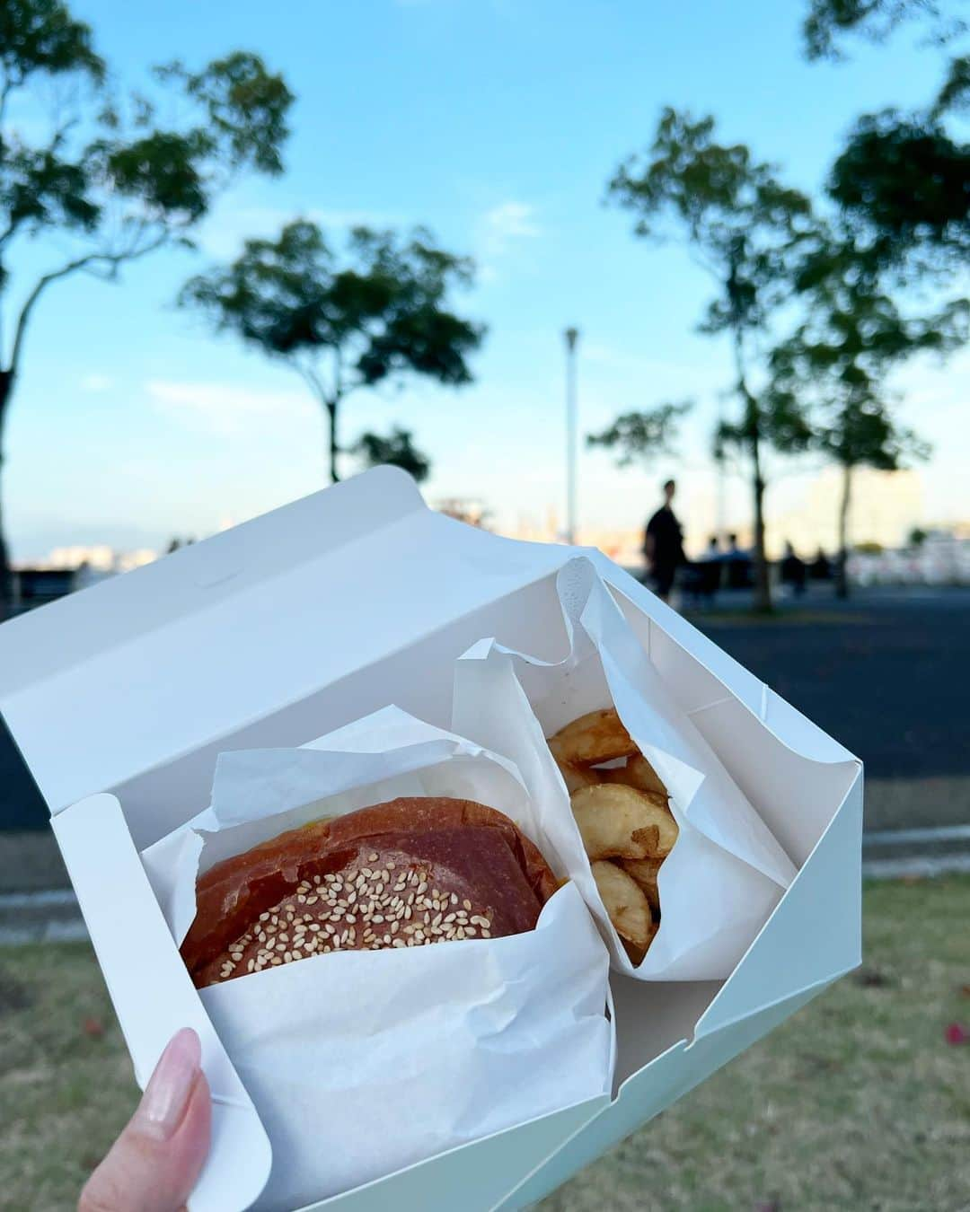 うさびったさんのインスタグラム写真 - (うさびったInstagram)「I got burger takeout! アイドルタイムでどこも入れなかったのでハンバーガーテイクアウト🍔✨  横浜港からのクルーズいつか乗ってみたいなぁ🚢✨  飛鳥IIのクリスマスクルーズとか憧れる🥹🎄🤍  #横浜港 #フィリップリム #sacai #31philliplim #yokohama」10月10日 23時09分 - usavitta