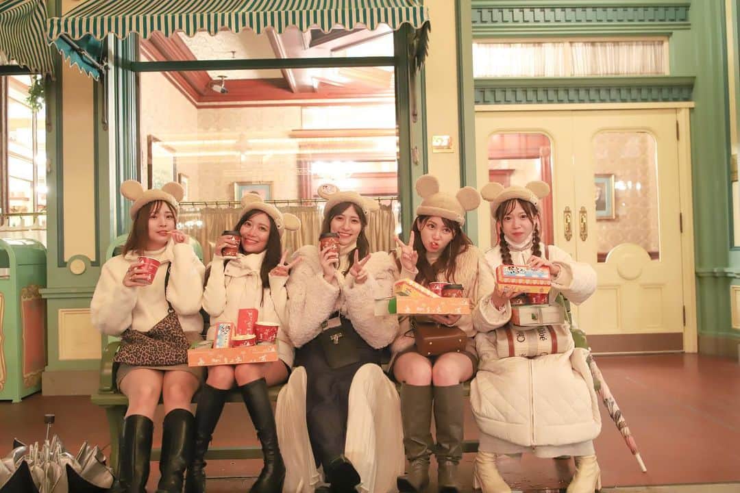西村歩乃果のインスタグラム：「みんなコーデが似てて かわいかった🐭 #ディズニー　#TDL」