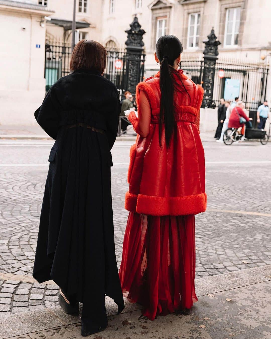 秋元梢さんのインスタグラム写真 - (秋元梢Instagram)「with @okss2121 🖤👯‍♀️❤️ #sacai #pfw #emma」10月11日 0時28分 - akimoto_kozue