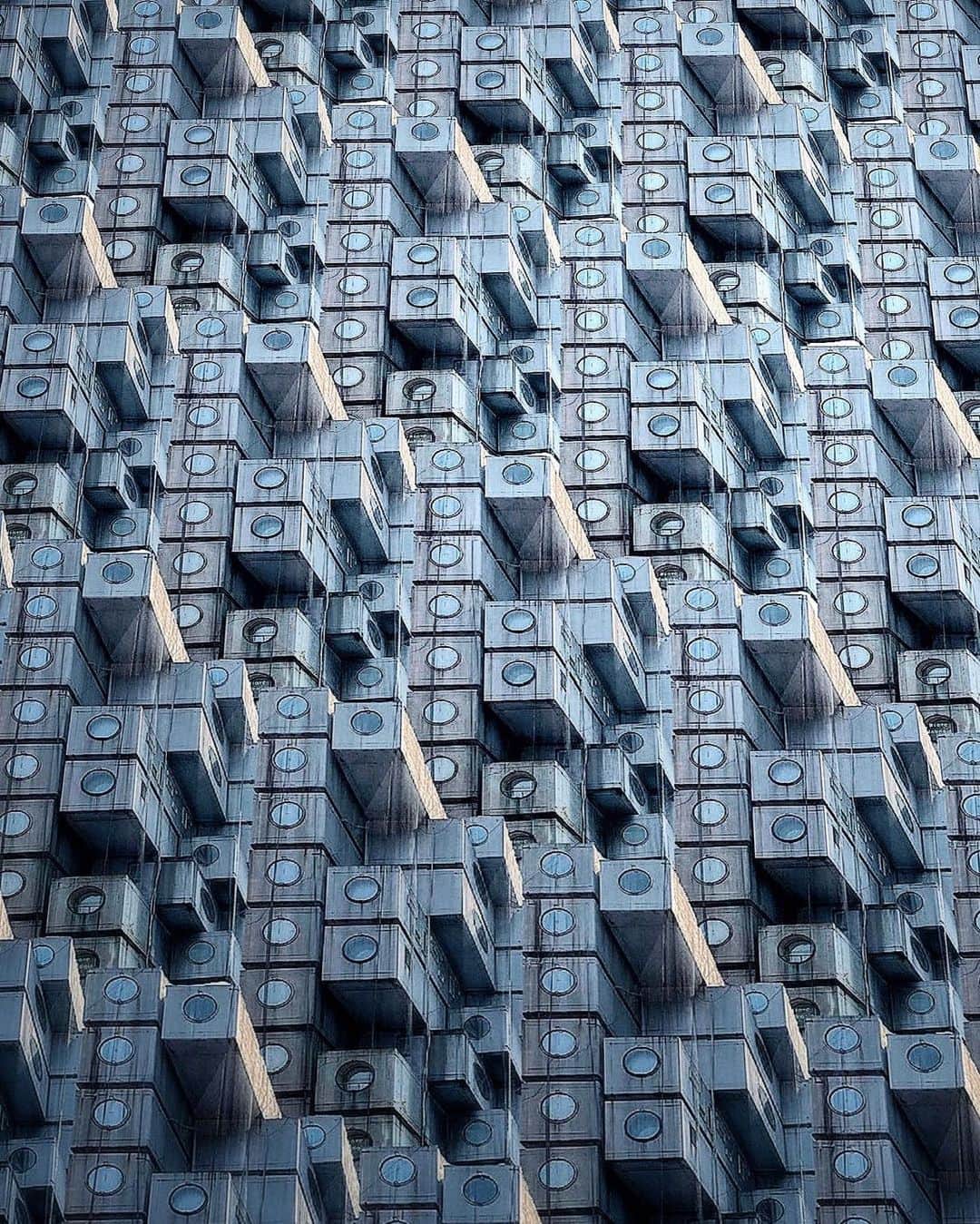 uoriのインスタグラム：「#nakagin  #nakagincapsuletower   #archilovers  #igersjp  #tv_leadinglines  #rsa_streetview  #instagramjapan  #lookingup_architecture  #art_chitecture_  #rustlord_archdesign  #minimal_lookup #Sky_High_Architecture  #icu_architecture  #excellent_structure  #skyscraping_architecture  #diagonal_symmetry  #tv_buildings  #cool_pointy_things  #indies_minimal  #drugougleb  #ShotoniPhone #1_unlimited  #rustlord_unity  #structure_bestshots  #raw_architecture #archi_focus_on  #archi_unlimited #gf_architecture」