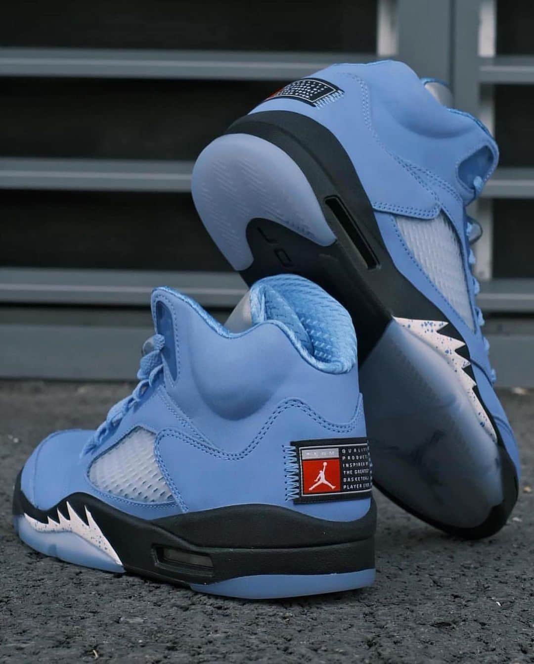 Sneakgalleryさんのインスタグラム写真 - (SneakgalleryInstagram)「The #UNC Jordan 5 SE detailed look! ❄️Dropping on March 4th, 2023. COP or PASS?」10月11日 1時50分 - sneakgallery