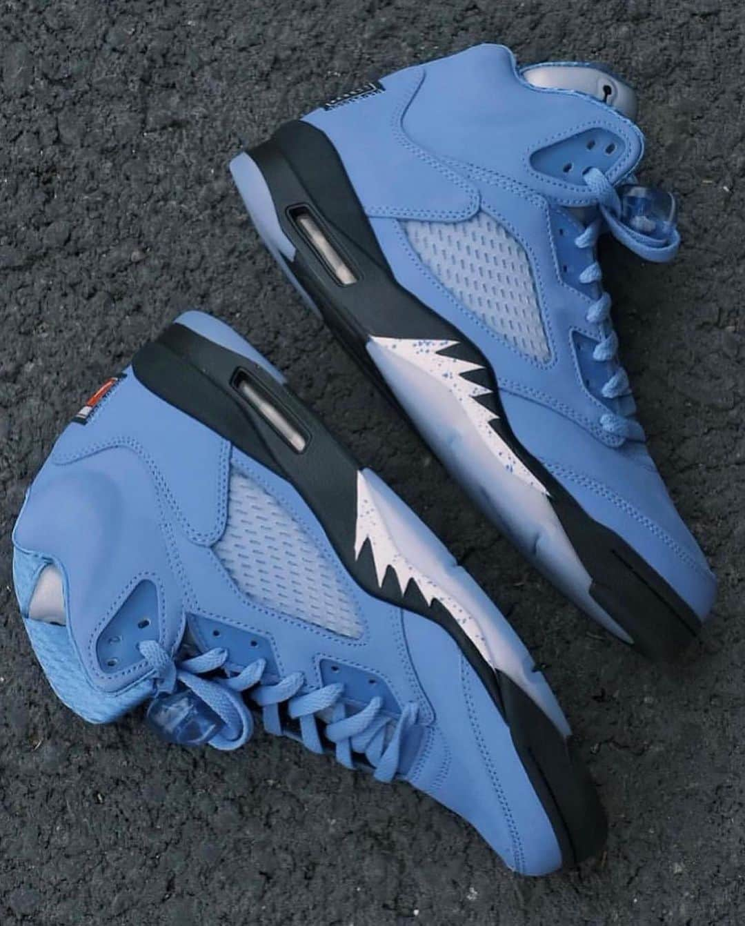 Sneakgalleryさんのインスタグラム写真 - (SneakgalleryInstagram)「The #UNC Jordan 5 SE detailed look! ❄️Dropping on March 4th, 2023. COP or PASS?」10月11日 1時50分 - sneakgallery