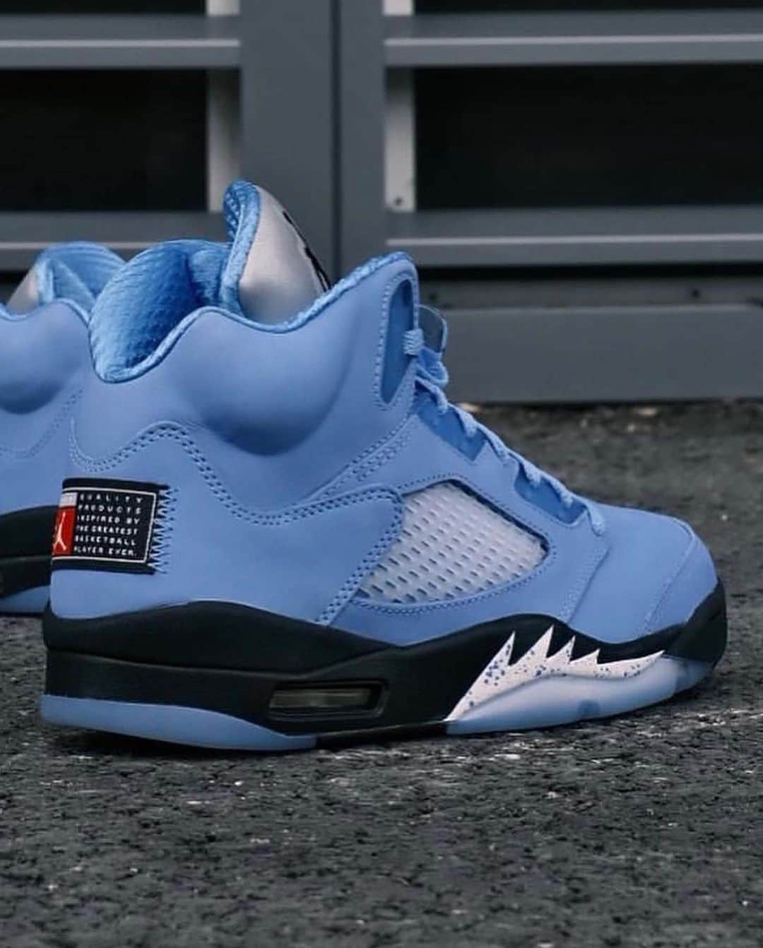 Sneakgalleryさんのインスタグラム写真 - (SneakgalleryInstagram)「The #UNC Jordan 5 SE detailed look! ❄️Dropping on March 4th, 2023. COP or PASS?」10月11日 1時50分 - sneakgallery