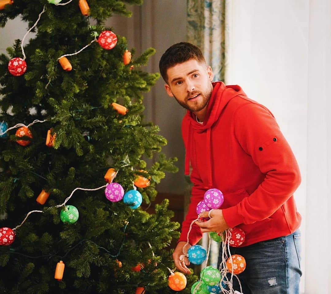 コディ・クリスチャンさんのインスタグラム写真 - (コディ・クリスチャンInstagram)「All American season 5 premieres tonight (: welcome back. Asher’s on tree duty. Spreading some holiday cheer in October. Come get merry merry with us.」10月11日 1時50分 - codychristian