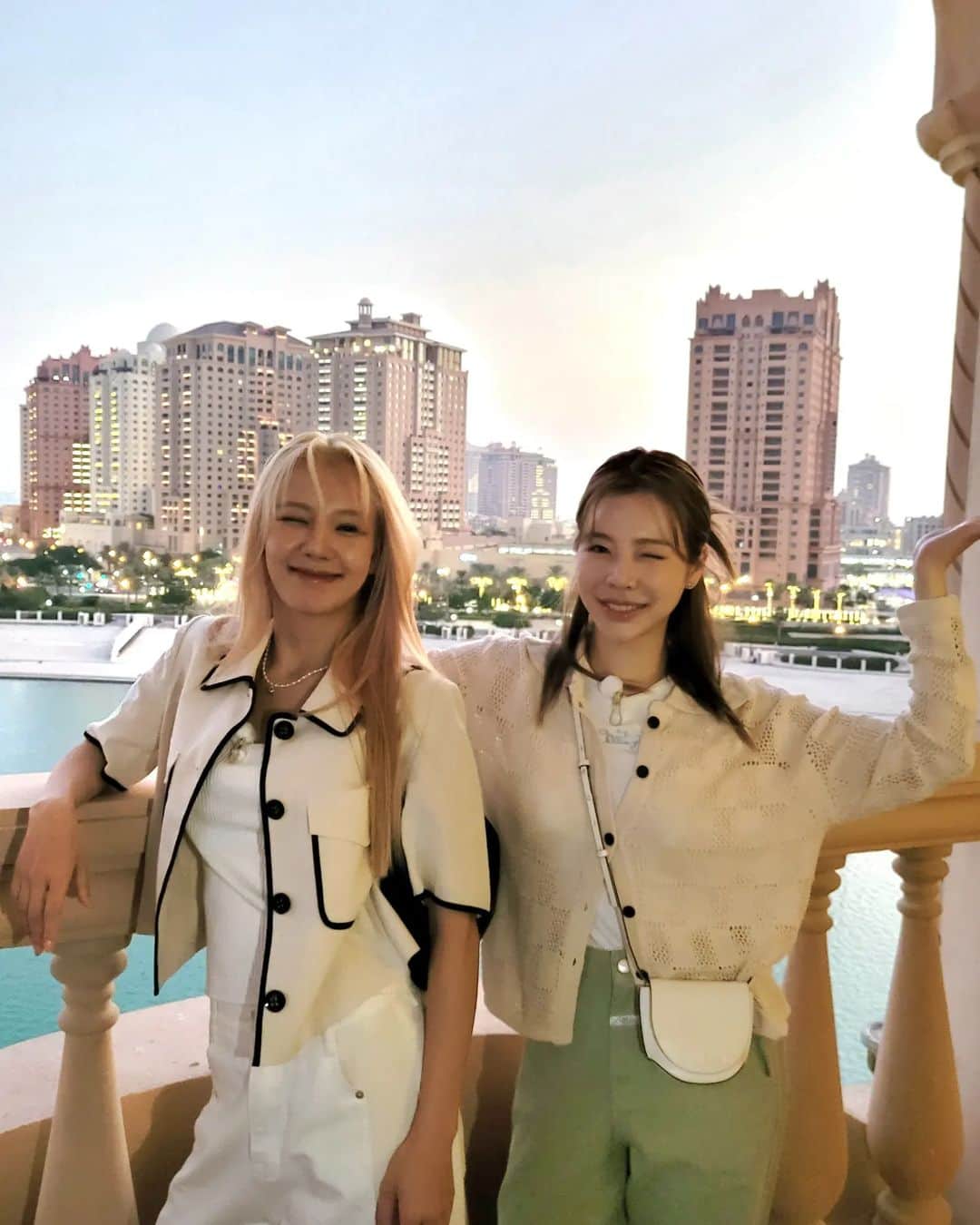 サニー のインスタグラム：「동에 번쩍 서에 번쩍!!!!! 즐거운 추억 하나 더 만들러!!!!! #visitqatar」