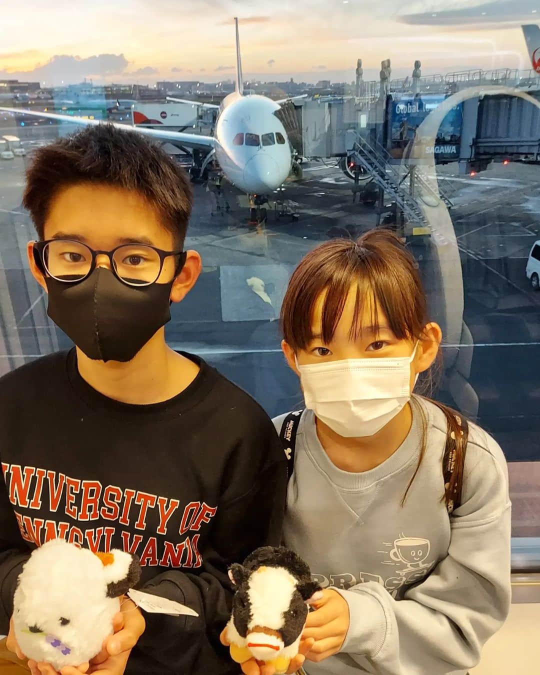 のインスタグラム：「三連休は子供達と旅へ❤  子供達、発フライト✈️  出発当日の家をでる10分前に、メガネをなくしたことを告げられて…ぶちギレ事件もありましたが…最高の旅✈️❤となりました😊  (せっかくの景色も👓️がなかったらなんも見えないじゃん👹💥と慌てて家をでてJINSへ👓️。なんとか間に合った‼️)  しかも…よくよく聞いたら、２日くらい前からなかったらしい。  言ったら怒られると思って言えなかったんだろうけど…出発10分前に言うなんて…怒り倍増だわー💥💥💥  旅の様子はまだお知らせできないのですが…情報解禁したらまたアップしまーす🙌  お楽しみに～✨  旅の途中で自分のお土産に🐮のぬいぐるみを買った妹をみて…やっぱりオレもぬいぐるみを買えばよかったなぁ～💦と後悔する中2🤣🤣🤣  そして、帰りの空港で…オレも一生の旅の思い出にする🦅‼️とぬいぐるみを買った中2でした🤣🤣🤣  ✈️で後ろの席の赤ちゃんが泣いていたら、そのぬいぐるみを座席💺の間からピョコピョコさせてあやしてる平羅。  優しい中2です❤  帰りに羽田空港で大好きなバターのいとこを買って帰ったよ～😍  @butter_no_itoko  #旅 #親子旅 #親子 #兄妹 #発フライト #飛行機 #声をかけてくださったCAさん #ありがとうございました #羽田空港 #バターのいとこ #ママ #ママモデル #モデル #mama #mamamodel #model」