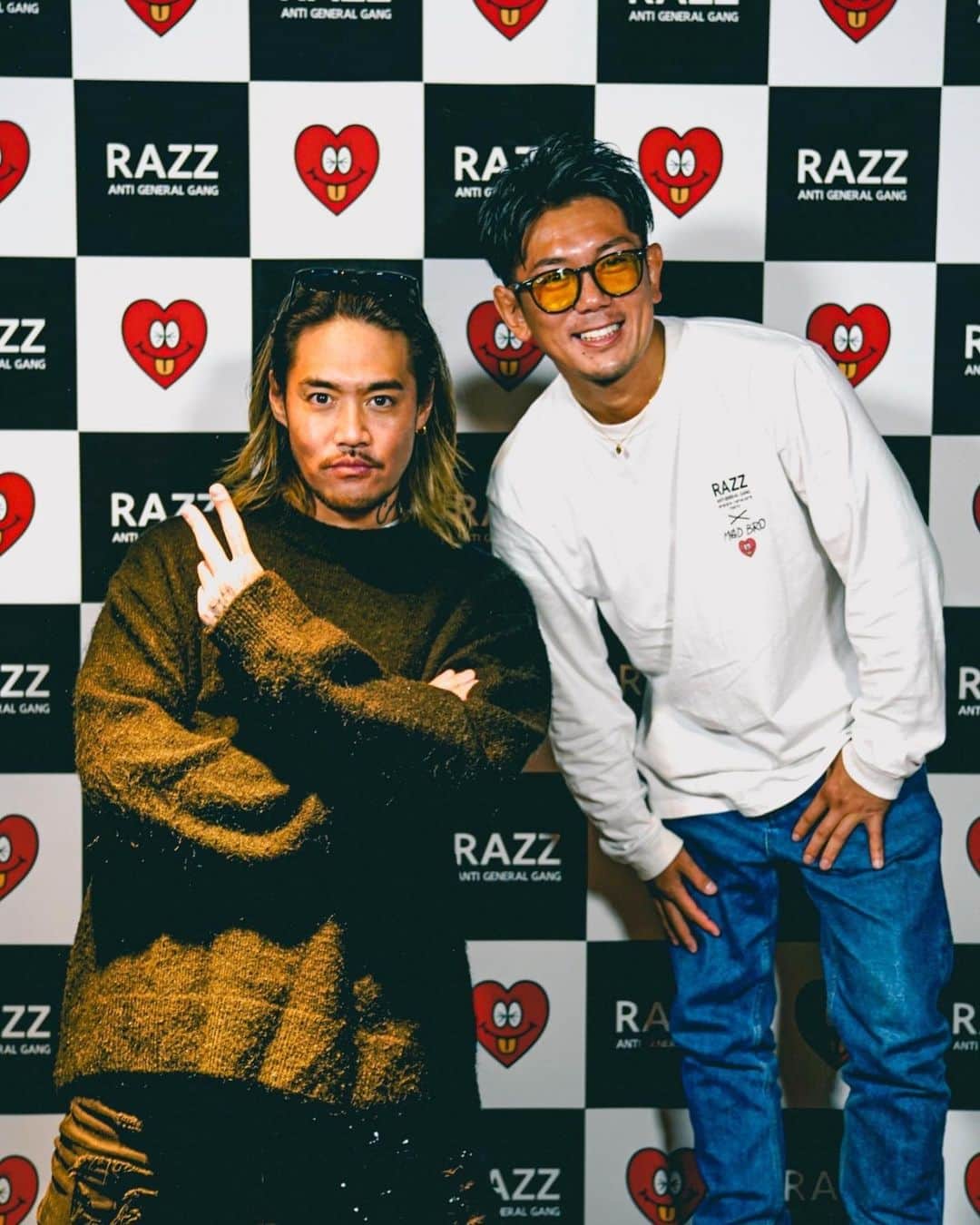 田代新のインスタグラム：「@razztokyo × @madbro.jp  展示会ご来場頂きました沢山のお客様、本当にありがとうございました。 おチビちゃんありがとな(皇治) @1_kouzi  なんやかんや、長い付き合いだな。 たっっっっっくさん君の事は知ってます。 FRIDAYの編集長さん。皇治の事追っかけ回すより、俺に直接聞いた方が早いですよ？笑 なんてね。 今後も応援するし、互いに頑張ろう #ただ飯の段取りと宿の段取りも俺にやらせんな笑 #お前のマネージャーじゃねぇ」