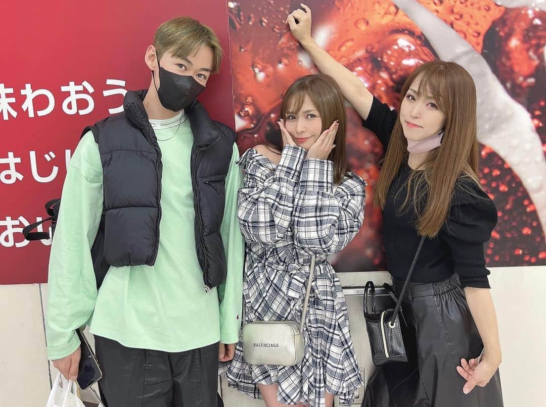 工藤舞のインスタグラム：「加工強すぎて誰www  Instagramいつもストーリーで食べ物ばかりあげてすみません。  たまには顔載せますw 需要無いかもだけど🤣  親友のようないとこと、一方的にめちゃ仲良しと思ってるしげみとホルモン食べに行ったよ😘  #押上#ホルモン和#新鮮なホルモン#脱毛サロン#自由が丘#メンズ脱毛#フェイシャル#エステサロン#女性経営者」