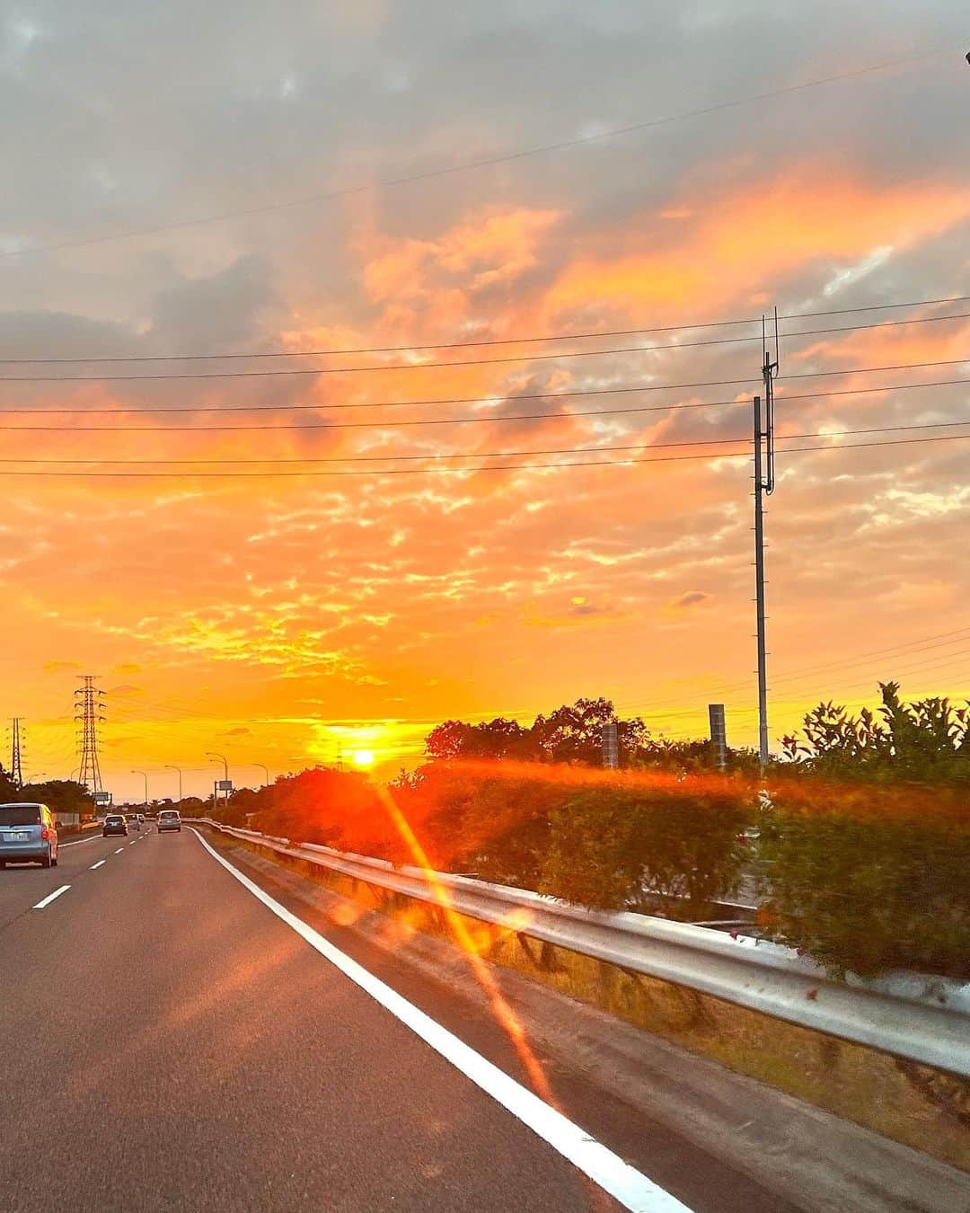 本多末奈さんのインスタグラム写真 - (本多末奈Instagram)「この三連休で再び沖縄へ🌺 こんな短期間でまた大好きなところに行けてよかった💗 車で移動してる途中、オレンジがとても輝く素敵なサンセットに出会い思わず写真に納めてしまいました🌇 高速道路で見ただけでこんなに感動できるなんて。 加工なしでこの色って素敵すぎはしませんか？ 『そういえば夕日ってあったね？』って思うくらい私は久しぶりに見れました😂 あっという間楽しい沖縄旅行〜🌈 またゆっくり、DMでいくつか質問も頂いたので答えながら写真のせていきますね📸 #沖縄 #沖縄旅行 #サンセット #高速道路からの景色 #okinawa #okinawatrip #sunset #chill」10月11日 13時47分 - honda_mana