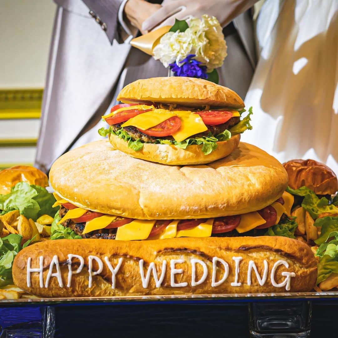 東京タワーの麓の結婚式さんのインスタグラム写真 - (東京タワーの麓の結婚式Instagram)「🗼 The Place of Tokyoでは ウェディングケーキのデザインを フルオーダーできます🎂✨  季節に合わせたケーキや、 ペット、想い出の場所などを乗せたケーキも もちろん素敵ですが…  巨大プリン🍮や まるで骨付き肉？！なケーキ🍖 BIGハンバーガー🍔など フルオーダーはケーキだけに留まりません😧‼︎  ゲストの皆様も、あっと驚くような演出を シェフ、パティシエが全力でお手伝いいたします👨🏻‍🍳👩🏻‍🍳  #theplaceoftokyo #プレイスオブトウキョウ #プレイスオブトーキョー #プレイスオブ東京 #ザプレイスオブトーキョー #ザプレイスオブ東京 #ザプレイスオブトーキョー #ゲストハウス婚 #東京タワー #東京タワーが好き #tokyotower #東京タワーが見える #ケーキ #ウェディングケーキ #結婚式演出」10月11日 14時34分 - theplaceoftokyo