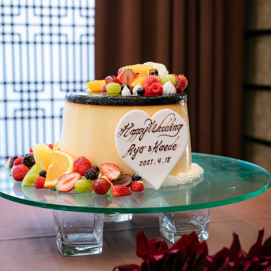 東京タワーの麓の結婚式のインスタグラム：「🗼 The Place of Tokyoでは ウェディングケーキのデザインを フルオーダーできます🎂✨  季節に合わせたケーキや、 ペット、想い出の場所などを乗せたケーキも もちろん素敵ですが…  巨大プリン🍮や まるで骨付き肉？！なケーキ🍖 BIGハンバーガー🍔など フルオーダーはケーキだけに留まりません😧‼︎  ゲストの皆様も、あっと驚くような演出を シェフ、パティシエが全力でお手伝いいたします👨🏻‍🍳👩🏻‍🍳  #theplaceoftokyo #プレイスオブトウキョウ #プレイスオブトーキョー #プレイスオブ東京 #ザプレイスオブトーキョー #ザプレイスオブ東京 #ザプレイスオブトーキョー #ゲストハウス婚 #東京タワー #東京タワーが好き #tokyotower #東京タワーが見える #ケーキ #ウェディングケーキ #結婚式演出」