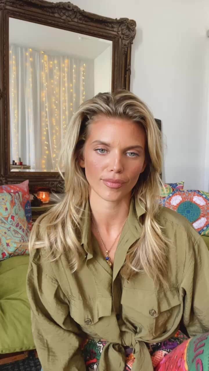 アナリン・マッコードのインスタグラム：「🇮🇷 Iranian-born @Uldouz speaks with us about early life in Iran, Mahsa Amini and the protests currently ongoing in Uldouz’s country of origin and a BILL SHE IS GETTING PASSED (with your help) to protect against IBSA -Image Based Sexual Abuse. Please, join these worthy efforts by going to the #LINKINBIO on @uldouz profile page 🙏」