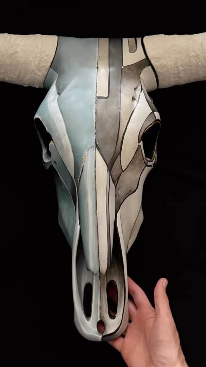 デヴィッド・ギルモアのインスタグラム：「I purchased a resin skull and horns (no animal involved). Covered the horns in plaster and painted the whole thing. Good leaf detailing. Measures 68 inches across. #davidgilmorestudio #resin #resinart #resinskull #cowskull #paintoneverything #tappancollector @amareesnewport」