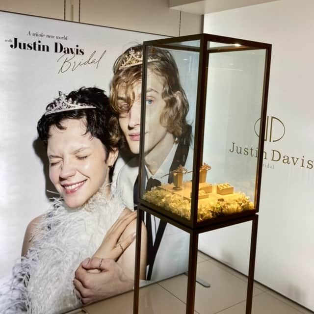 マイナビウエディング ジュエリーのインスタグラム：「3年ぶりに開催された【JUSTIN DAVIS EXHIBITION】へ出かけてきました 💎 ジャスティン デイビス ブライダルからデビューしたばかりの「サムリング」　サムリングとは、親指につける指輪のこと　結婚指輪もふたりらしく、シンプルデザインにさりげなく個性が光るサムリングをチェックしてみて 💍 🌹 ROSES OF romance . ジャスティンデイビスならではの解釈やインスピレーションで仕立てた薔薇（ローズ）モチーフのジュエリーが登場　その繊細な表現や立体感には、デザイナーさんや職人さんの思いがこもっていました。発売は10月末を予定 . @justindavis_bridal #ジャスティンデイビスブライダル #エンゲージリング #マリッジリング #婚約指輪 #結婚指輪 #結婚準備 #プレ花嫁 #卒花嫁 #サムリング#ティアラ #マイナビ#マイナビウエディング #ジャスティンデイビス #justindavis#ジュエリー#ブライダルジュエリー#おしゃれな指輪 #おしゃれ花嫁#薔薇モチーフ#rosesofromance」