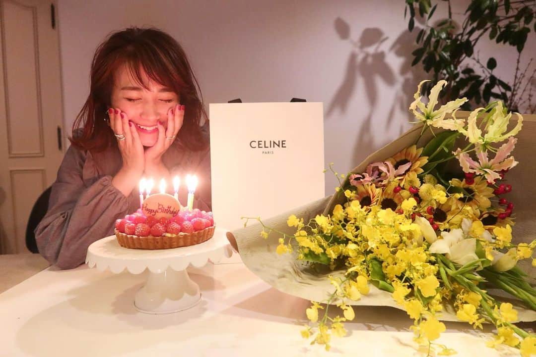 Mai Wakimizuのインスタグラム：「36歳になりました♡前夜はsaorin家でfamily会＼(^o^)／お祝いしてもらっちゃった♡ @vestita00の大きなお花にcakeにpresent（；＿；）いつもはリクエスト制のpresent、今回は完全なるサプライズ。さすがさおりん！好みを完璧に分かってくれてるし、誰よりも盛大にお祝いしてくれる彼氏みたいな親友。笑 子供達もお歌を歌ってお祝いしてくれました♡3枚目の写真で2人の性格の違いが分かるね。笑  ちなみに毎年恒例、今年も主人からの朝のおめでとうは無かったです。笑 #happybirthday#俺と僕#2歳2ヶ月」