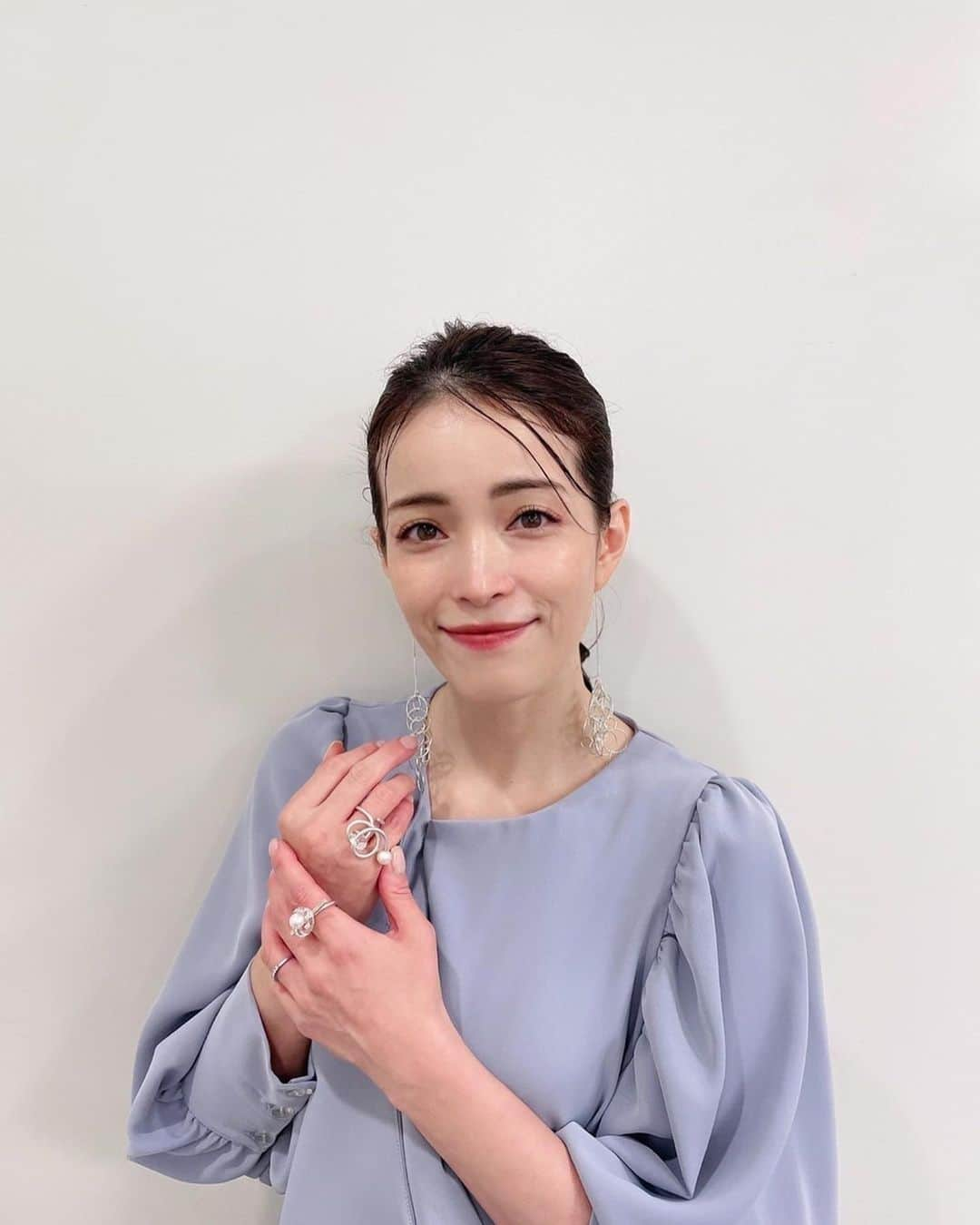 知念里奈のインスタグラム：「「新・乃木坂スター誕生!」 ご覧いただいた皆様、ありがとうございました。 乃木坂の皆さんが可愛くて、目も耳も心も癒された私です。 いくちゃん、見てくれたかな🫣  久しぶりに翼を広げました🫶  ワンピース　 @teki_atelier  アクセサリー　 @usako.usapi  パンプス　@seven_twelve_thirty.official」